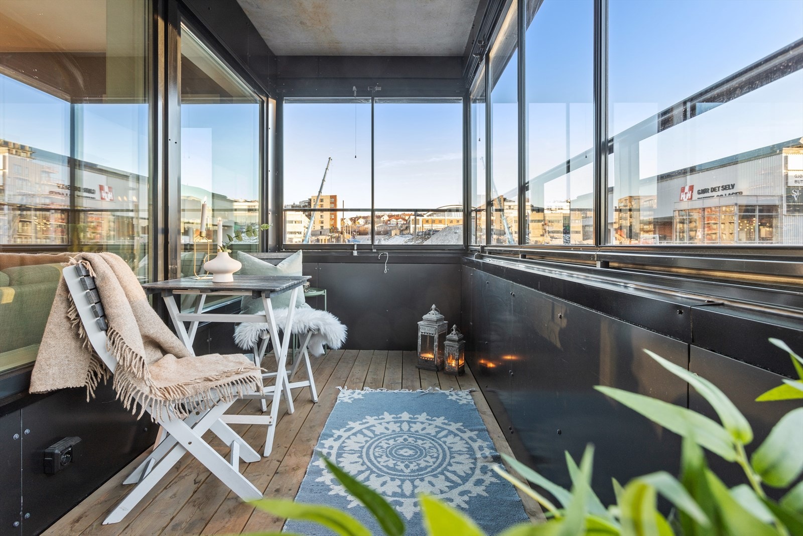 Innglasset balkong på ca. 7 kvm. Galleribilde