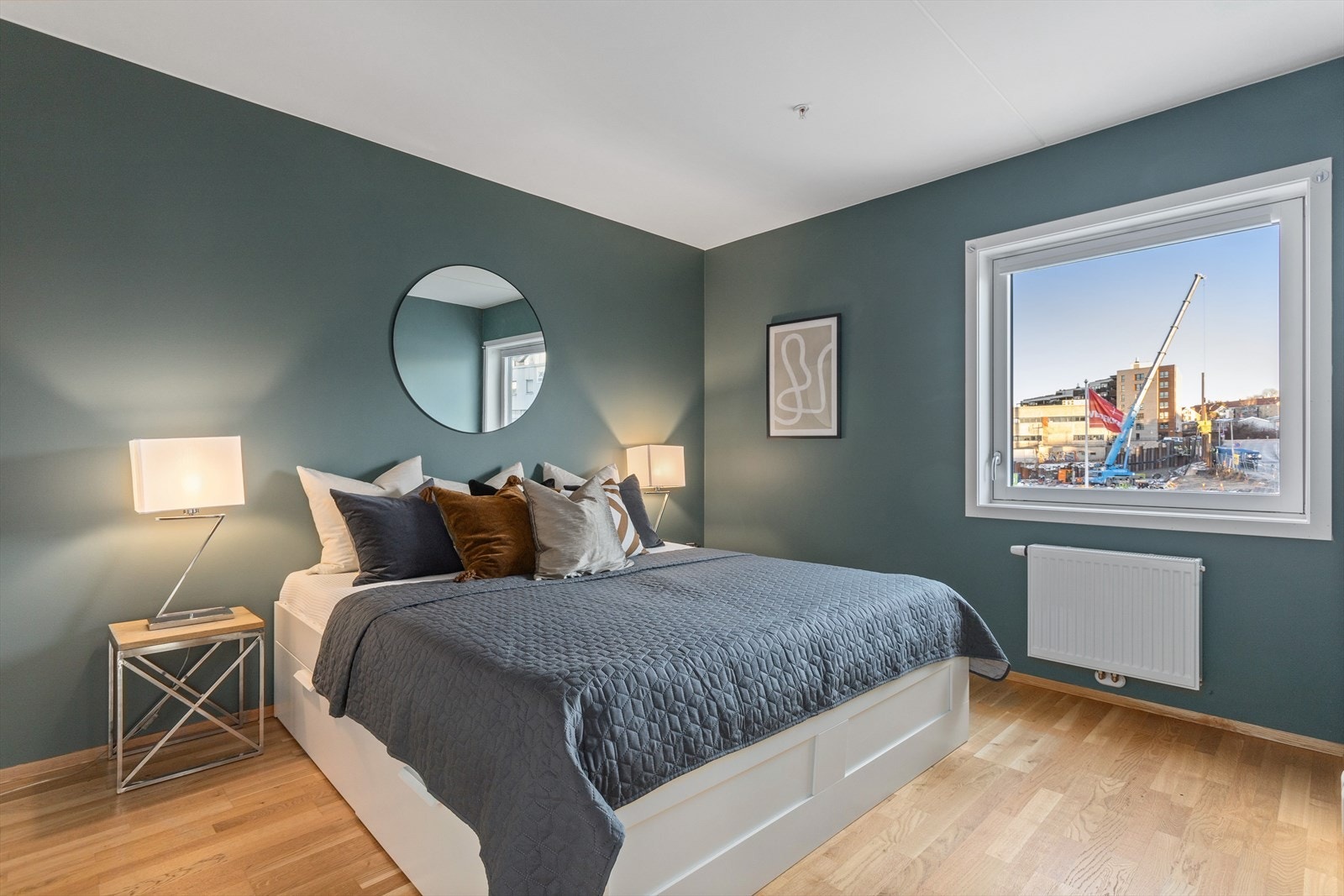 Leiligheten har et praktisk soverom med plass til dobbeltseng. Galleribilde