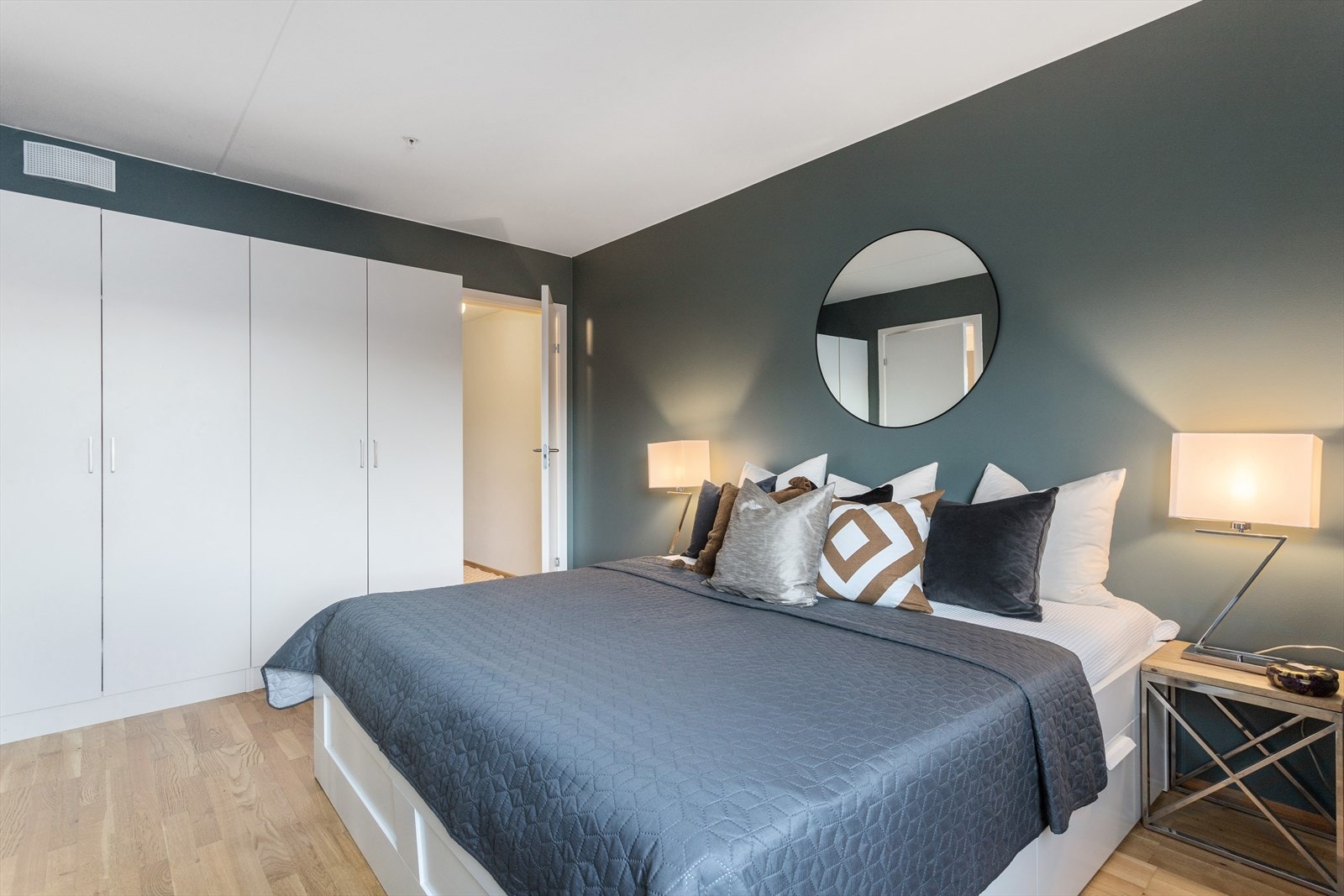 Det er romslig garderobeløsning på soverommet samt inngang til innvendig bod. Galleribilde