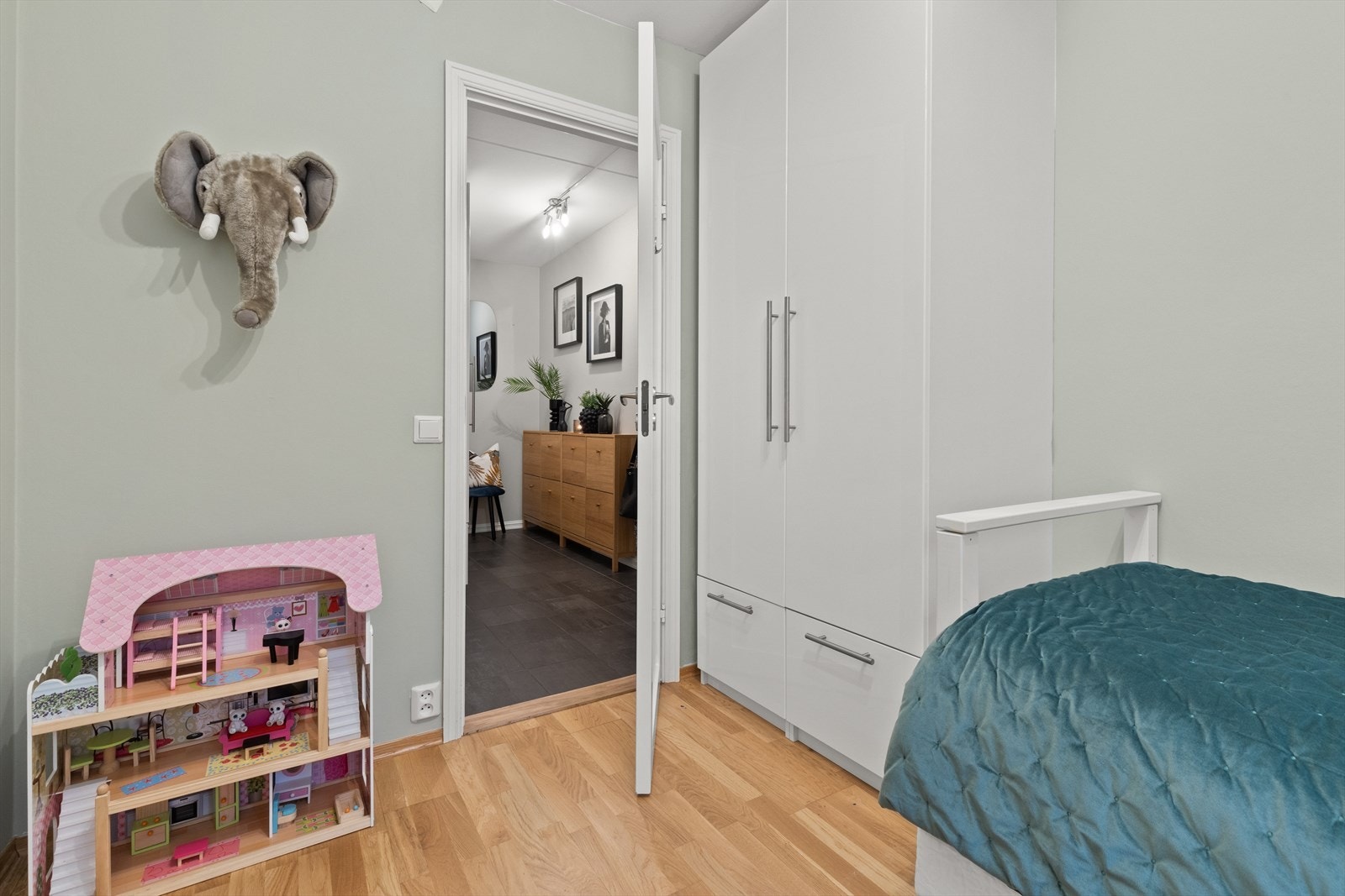 Soverom 2 er romslig med plass til seng, garderobe og skrivebord. Galleribilde