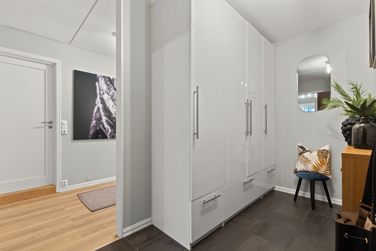 Entré med stor garderobeløsning. Godt med plass. Galleribilde