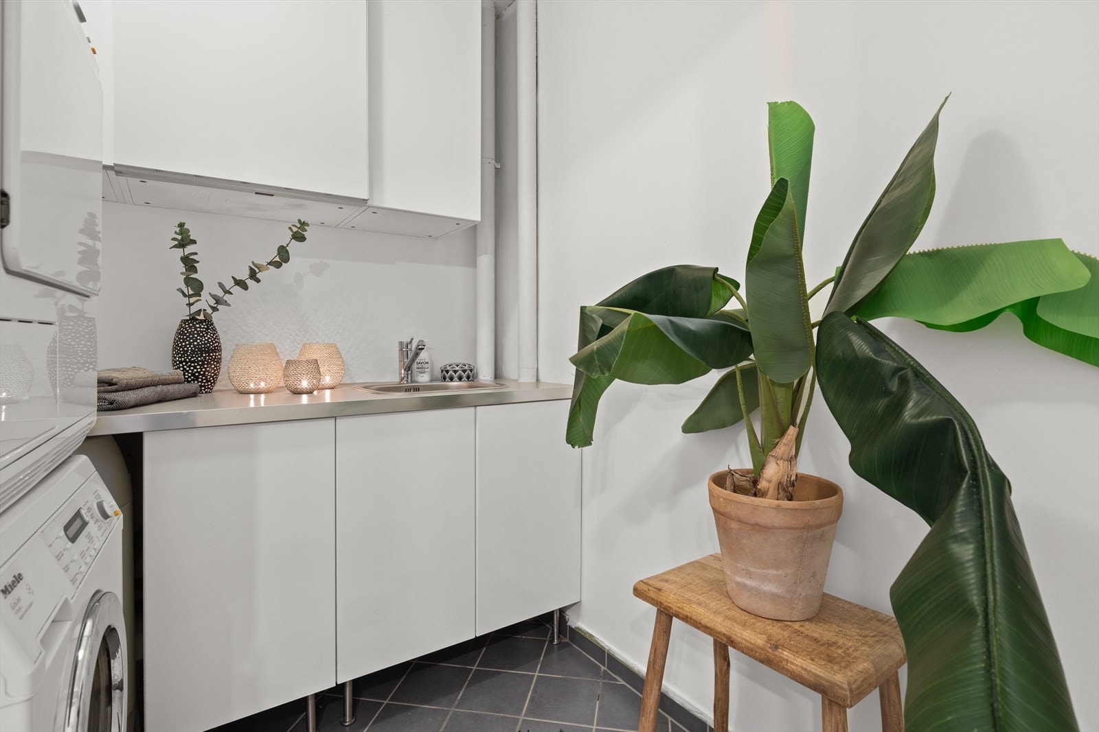 Eget vaskerom med god skapplass og nisje for vaskemaskin. Galleribilde