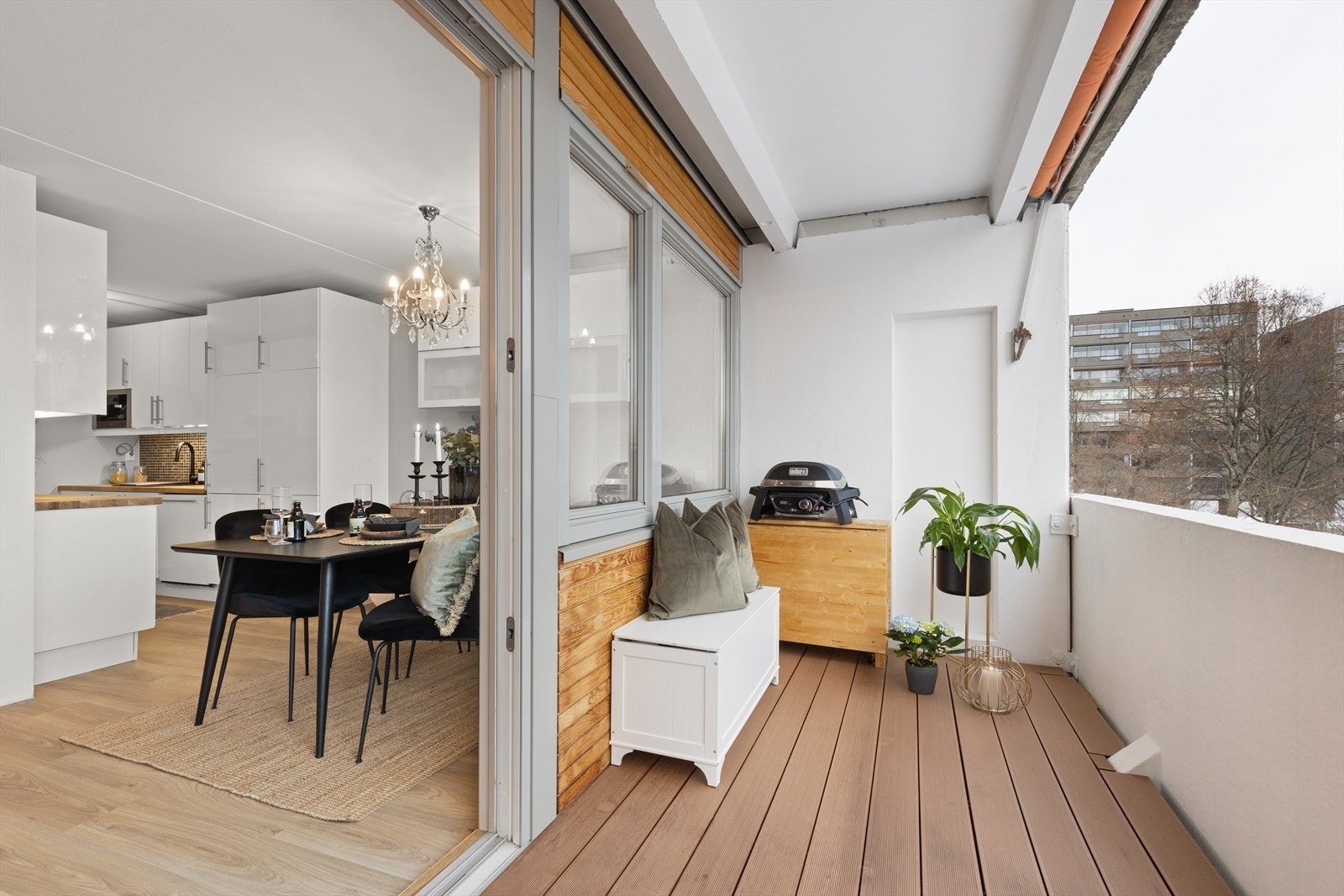 Sydvendt og romslig balkong med herlige solforhold. Galleribilde