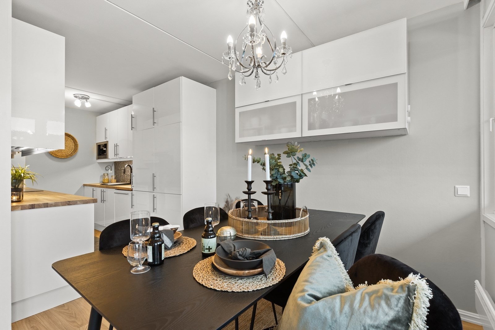 God spiseareal med plass til stort spisebord med flere plasser samt skjenk. Galleribilde