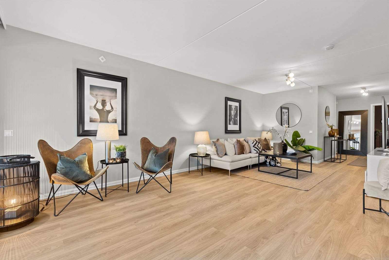 Nytt gulv i høytrykkslaminat gir stuen en lun atmosfære og et personlig uttrykk. Galleribilde