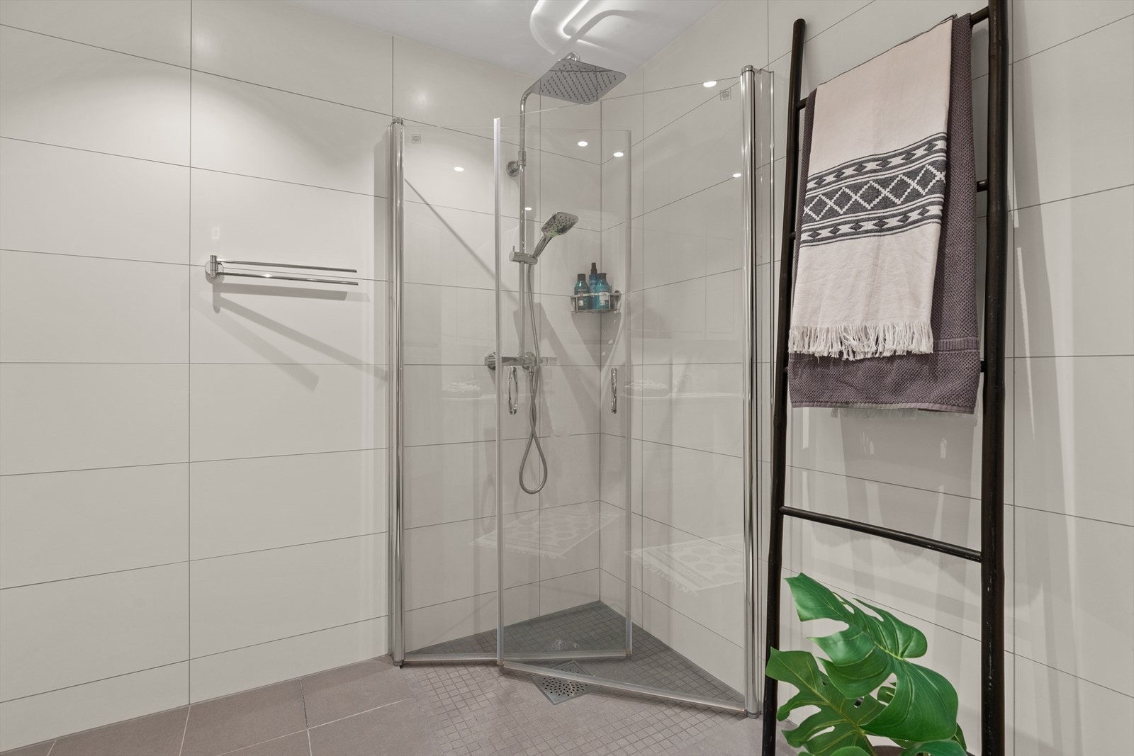 Dusjhjørne med innfellbare dører og takdusj. Galleribilde