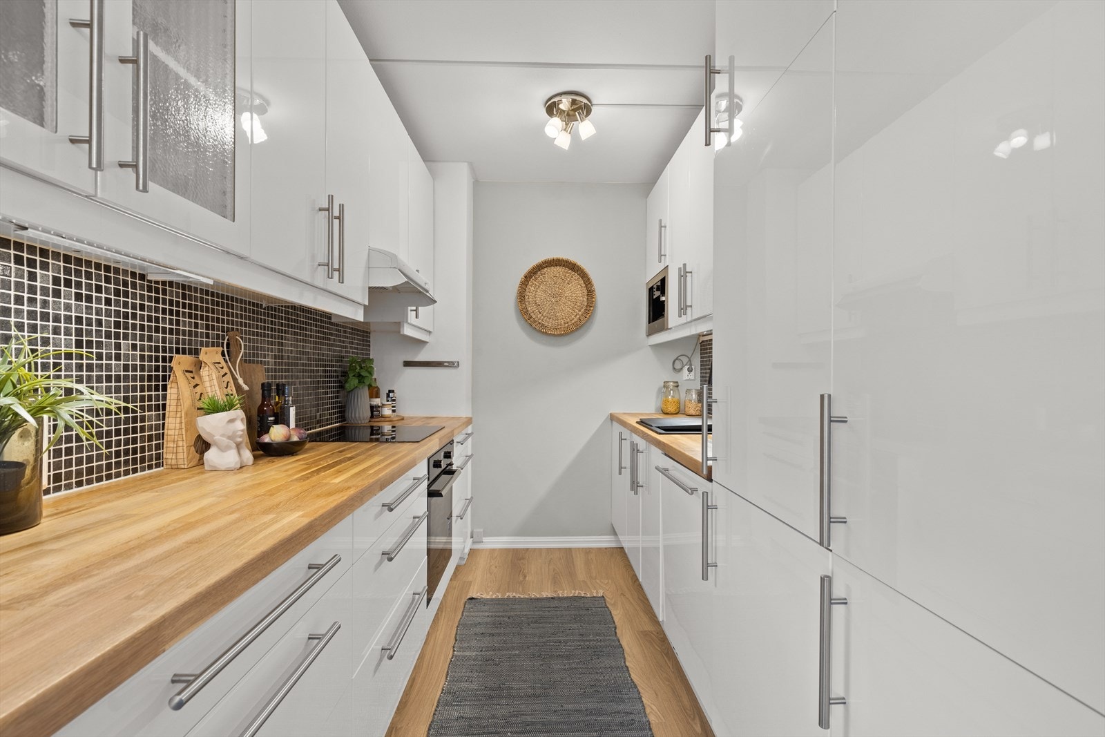 Gode oppbevaringsmuligheter, mye benkeplass og to kjøleskap med frysedel. Galleribilde