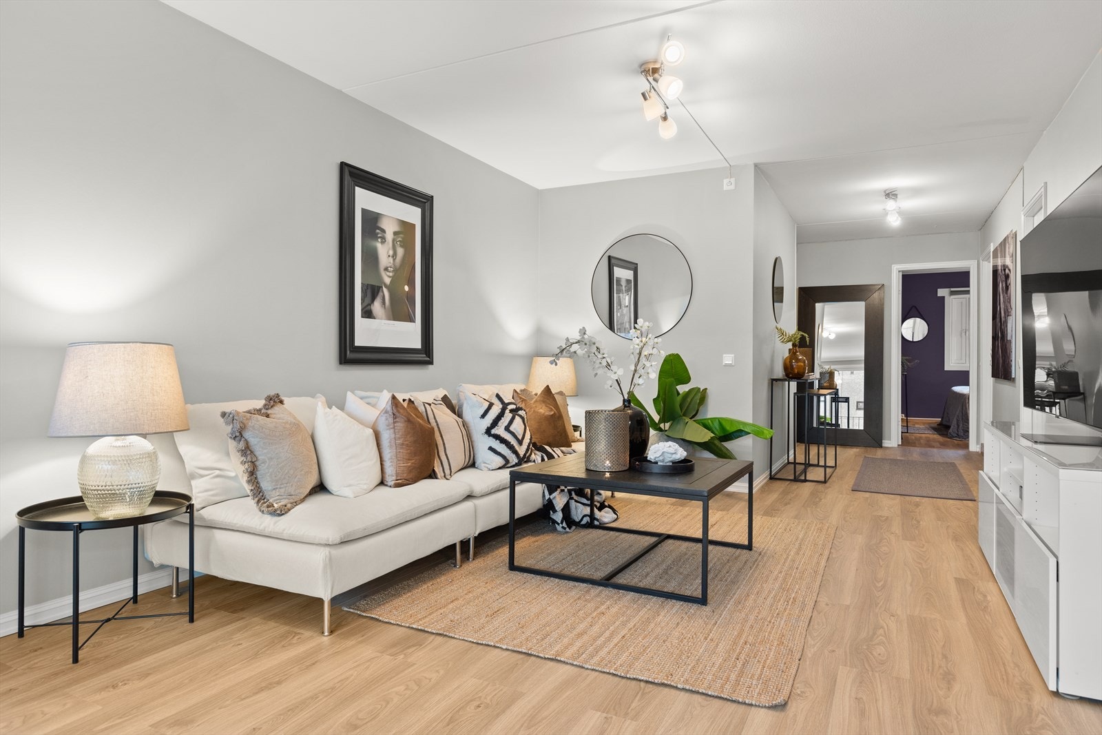 Plass til stor sofagruppe og tilhørende møblementer til underholdningsavdelingen. Galleribilde