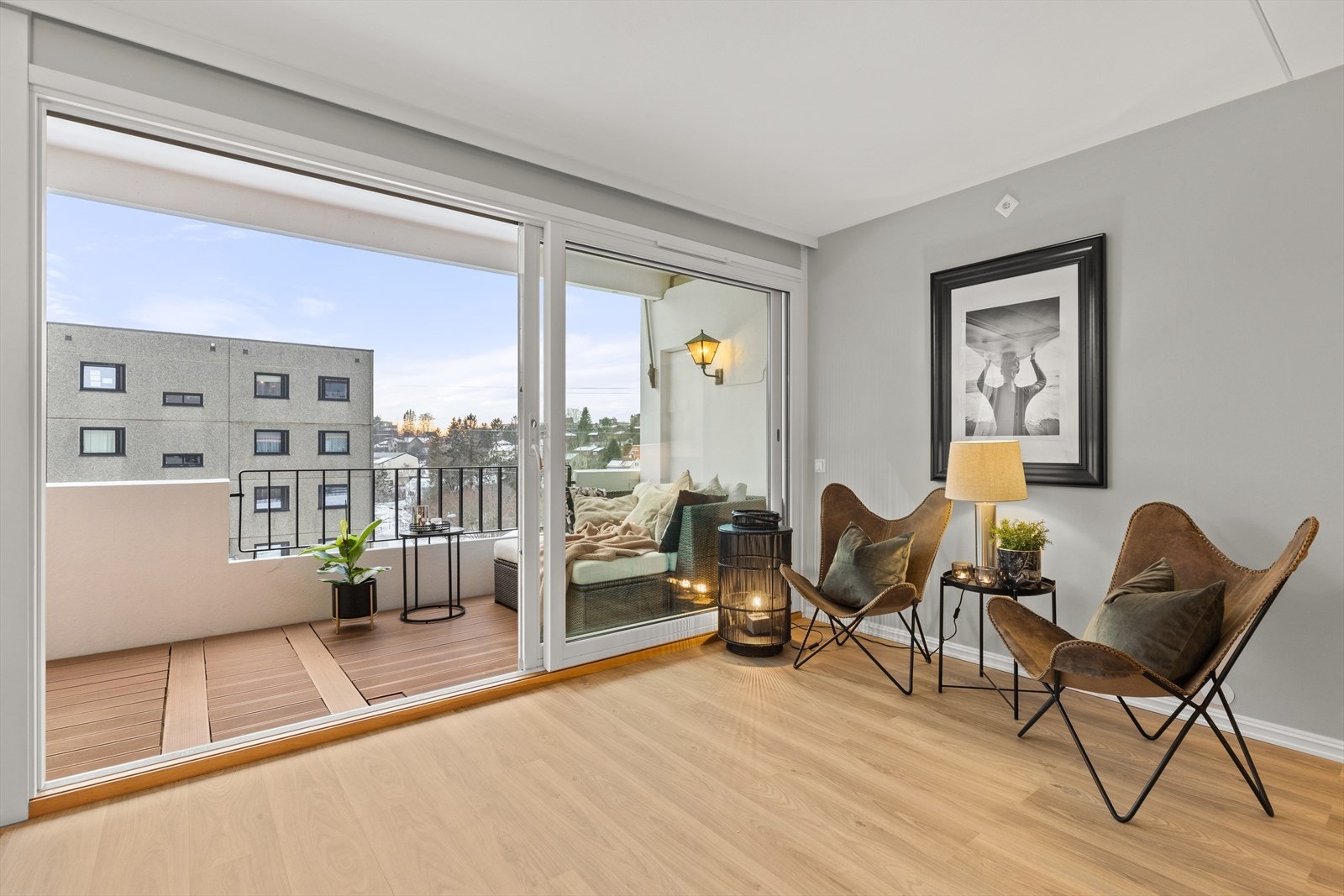 Balkongens store skyvedører gir rikelig med lysinnslipp. Galleribilde