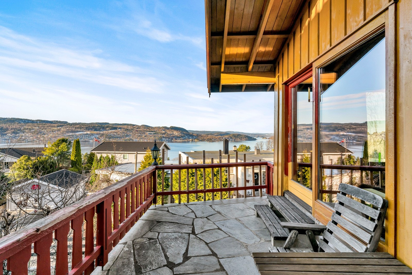 Fra stuen er det utgang til terrasse med utepeis Galleribilde