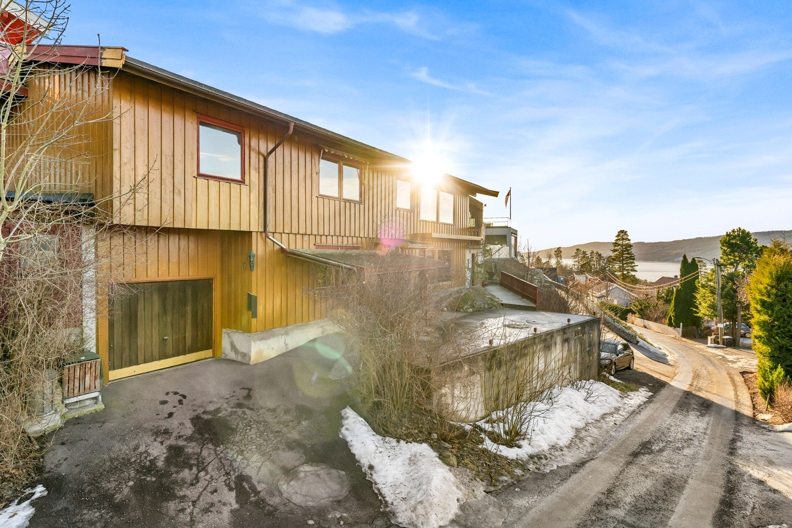 Sogsti har barneskole og barnehage, samt matebuss til bussforbindelse mot Oslo, Ås og Ski Galleribilde