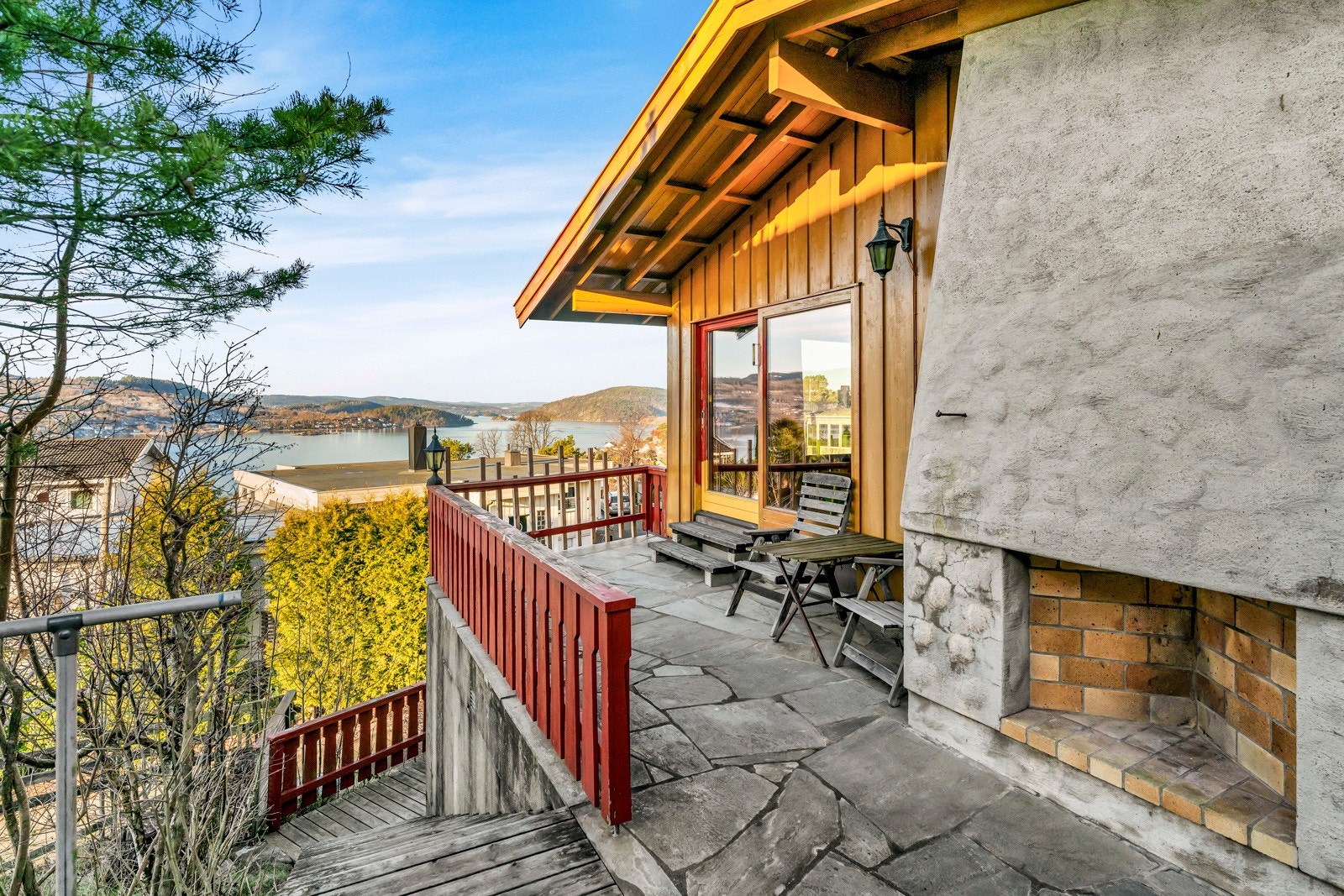 Denne eneboligen er over to plan, ligger attraktivt til på Sogsti og har fantastisk utsikt over Oslofjorden Galleribilde