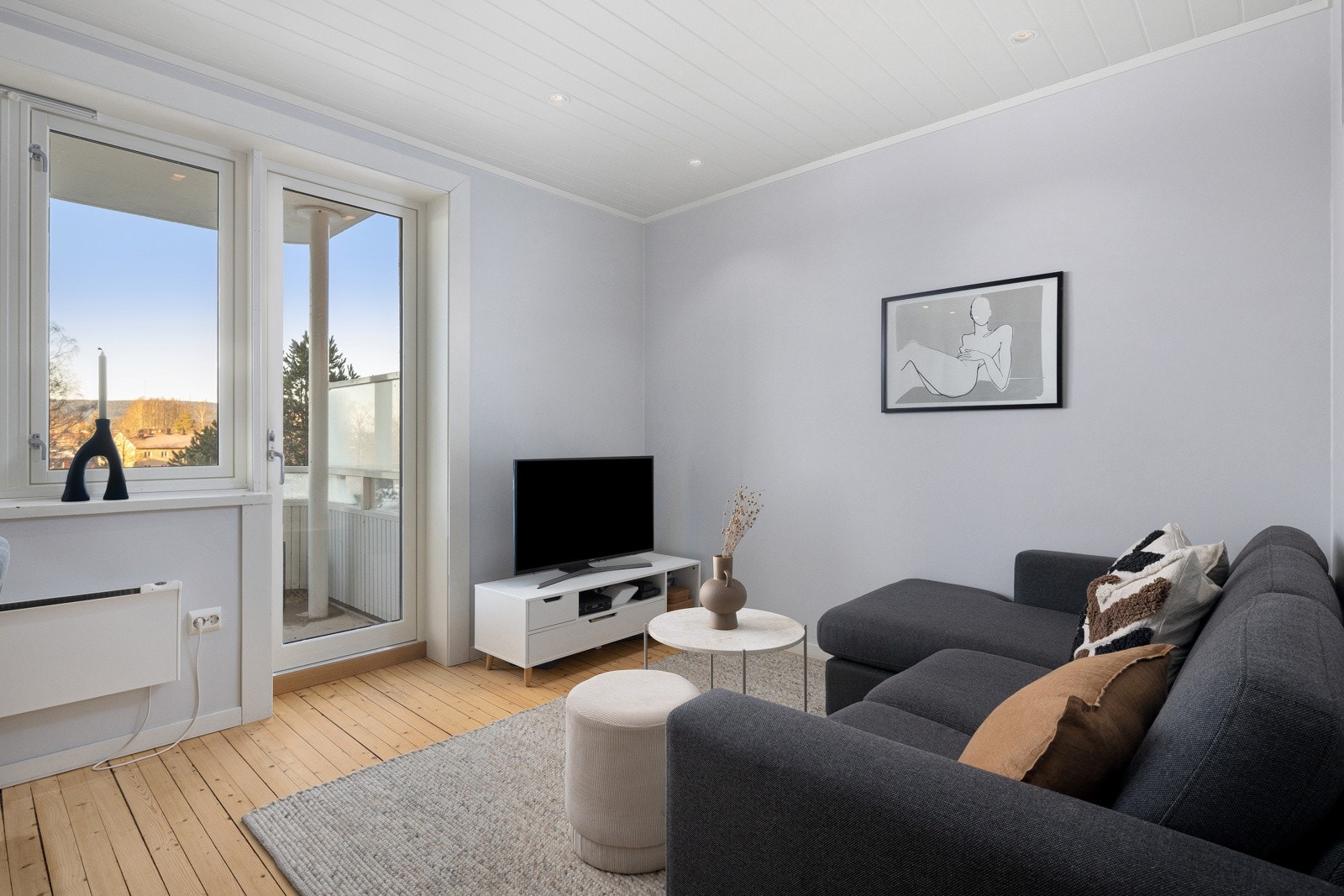 Veggene er malt i en lekker fargekombinasjon med duse farger og kontrast vegg. Gulvene er lyse og det er downlights i himling. Galleribilde