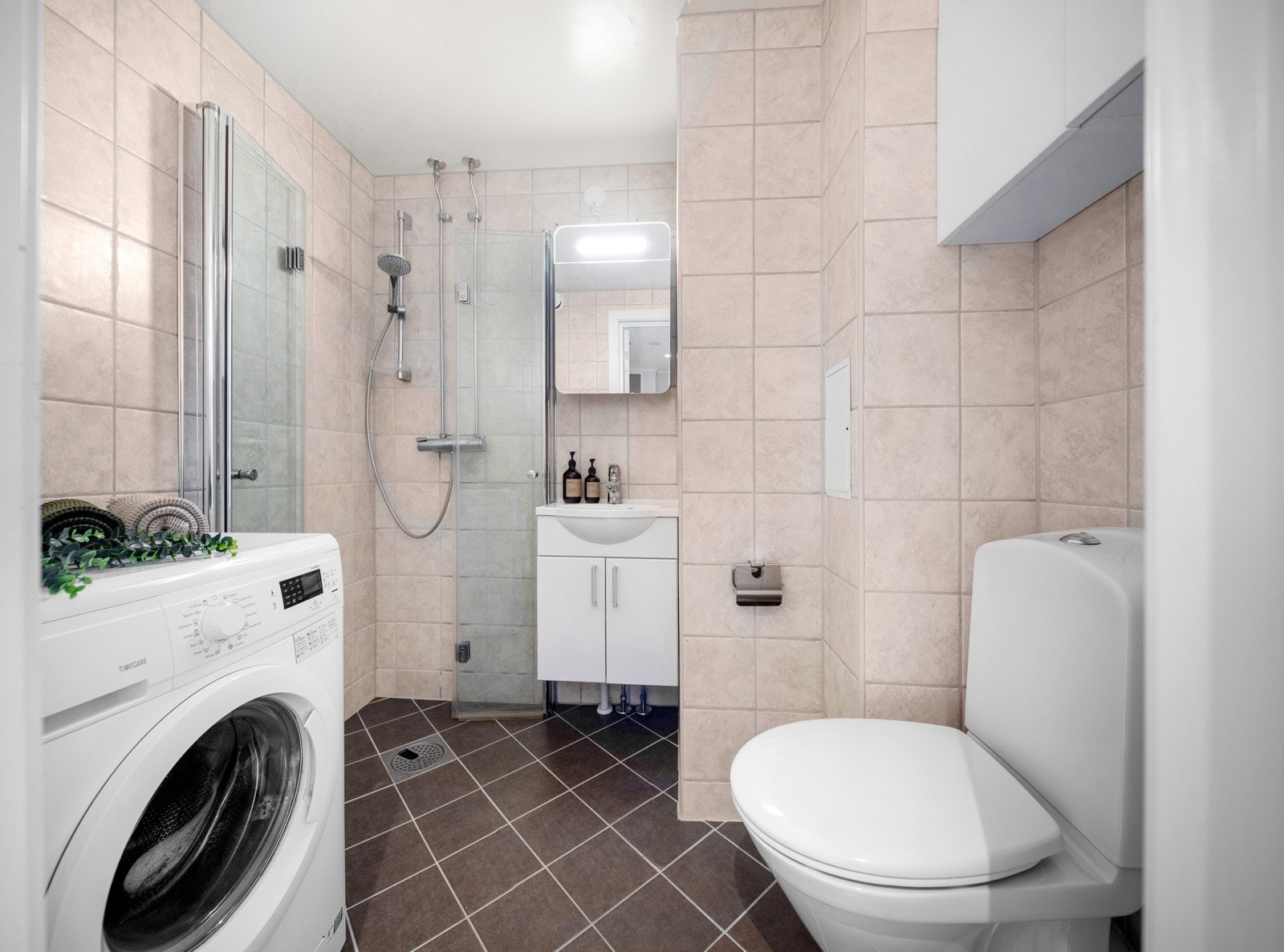 Romslig bad som ble rehabilitert i regi av borettslaget i ca. 2009. Badet har mørke fliser på gulv med varmekabler og lysere fliser på vegg. I 2015 ble innredningen bestående av heldekkende servant over benkeskap, innfellbare dusjdører og klosett byttet. Galleribilde