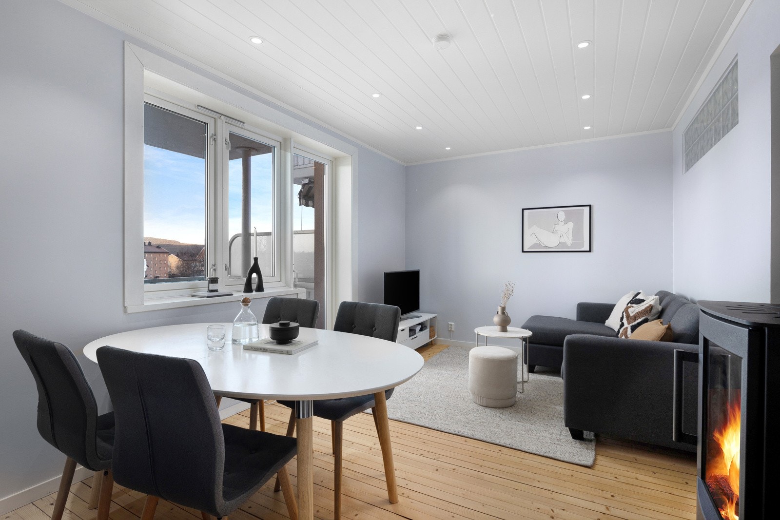Det er plass til både sitte- og spisegruppe samt tilhørende møblement. Galleribilde