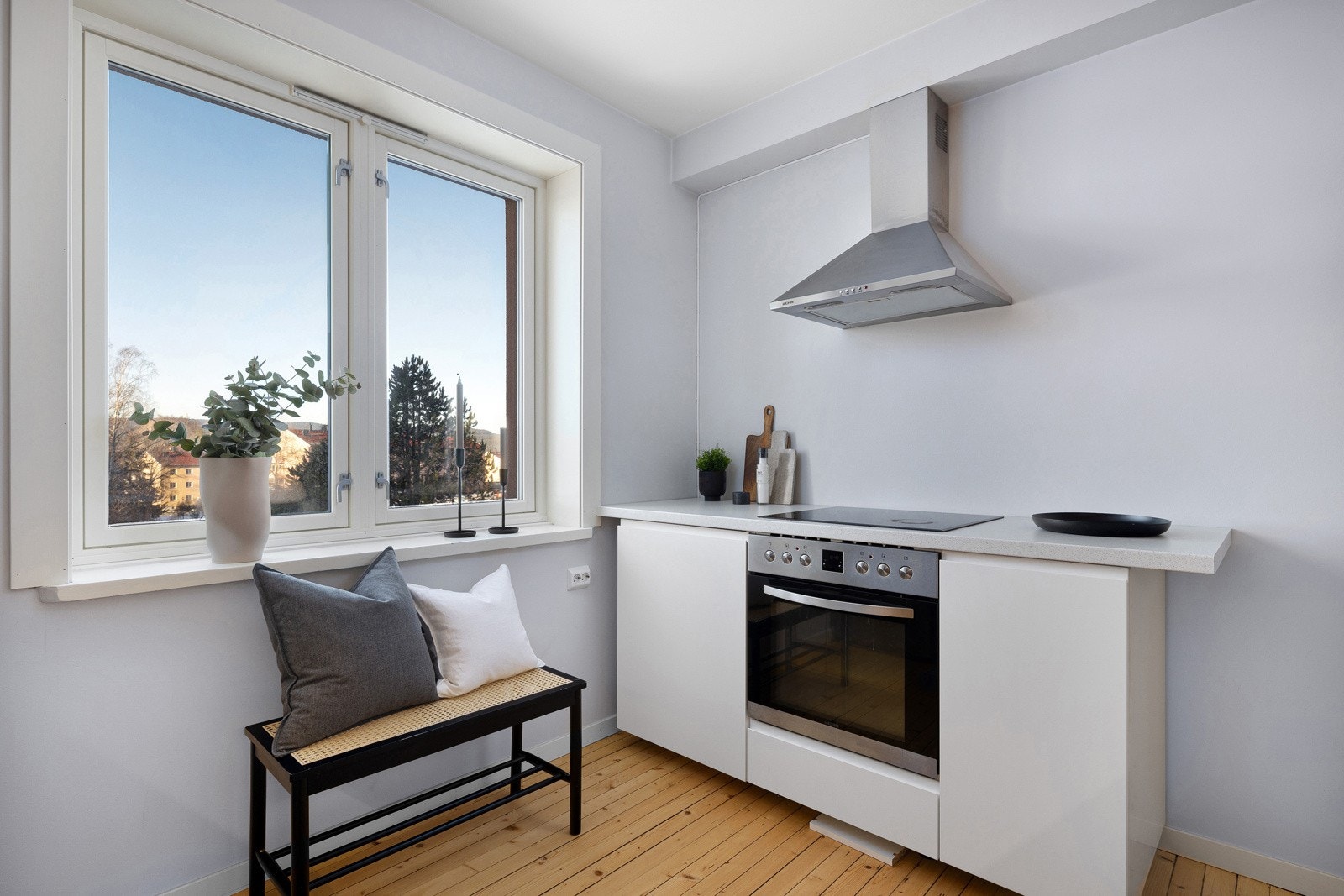 Innredningen fra 2015, som i tillegg byr på utvidet benkeplass, har også integrert induksjonstopp og stekeovn, samt vegghengt kullfilterventilator. Galleribilde