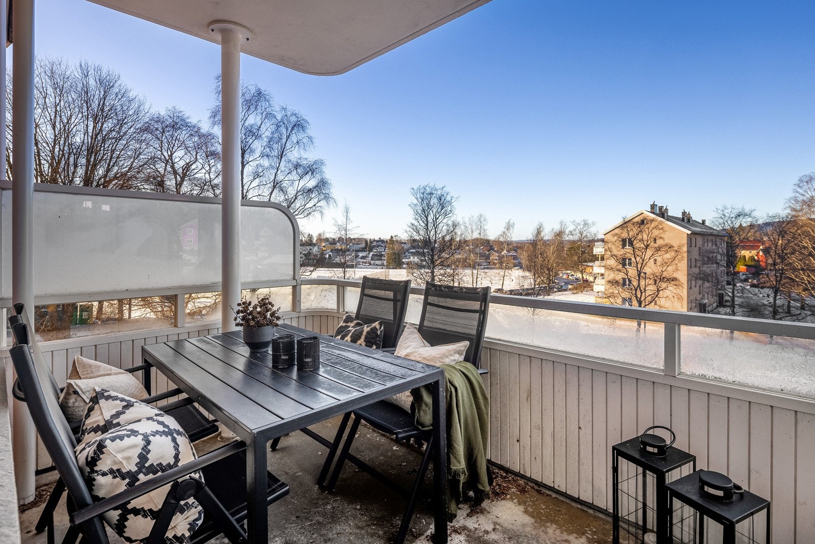 PrivatMegleren v/Håkon Bjerke presenterer Myrerskogveien 26 - en lys og luftig 1(2)-roms med vestvendt balkong med flott utsikt! Galleribilde