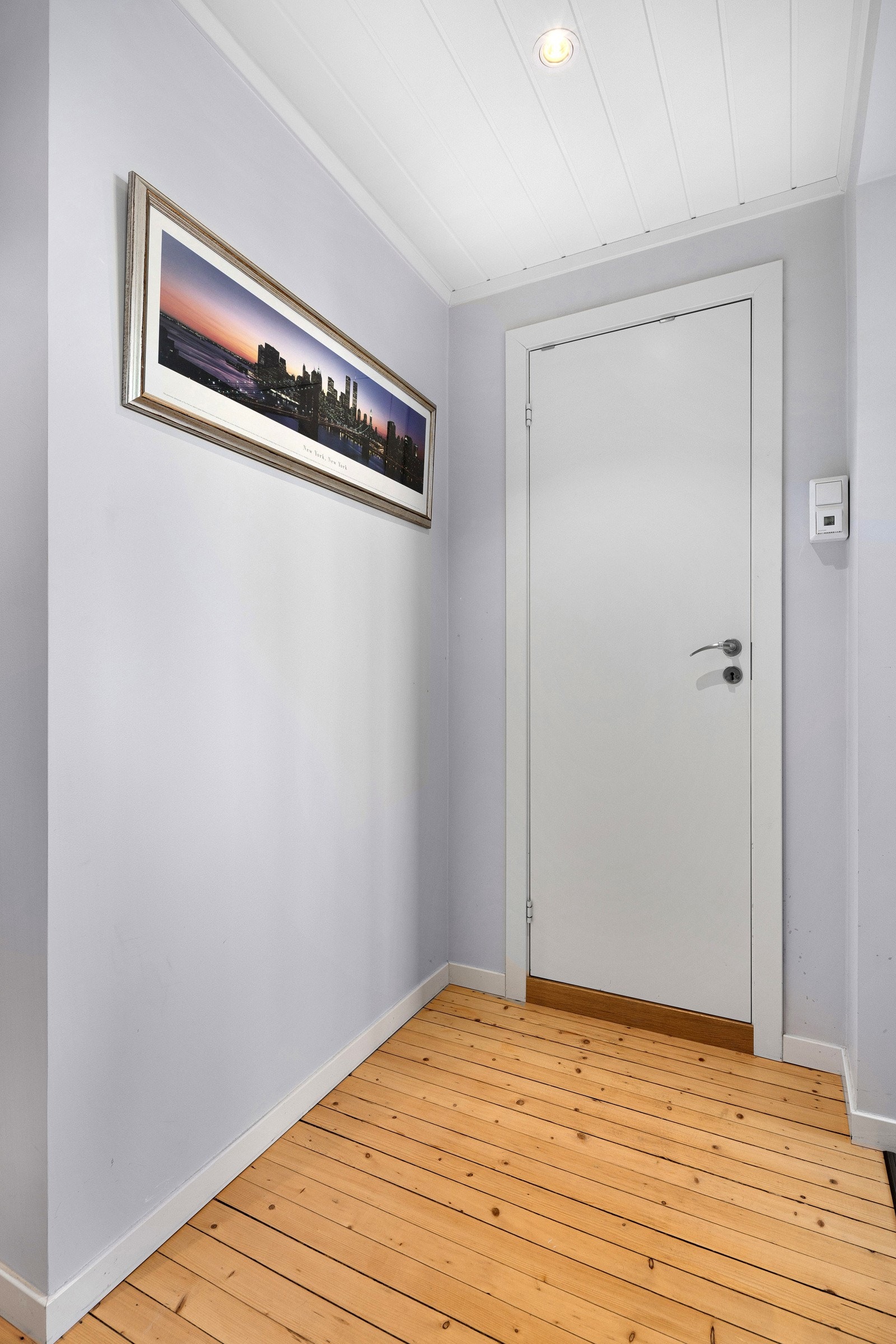 Moderne farger på vegg, slipte gulvbord og downlights er gjennomgående for de fleste rom i leiligheten. Galleribilde