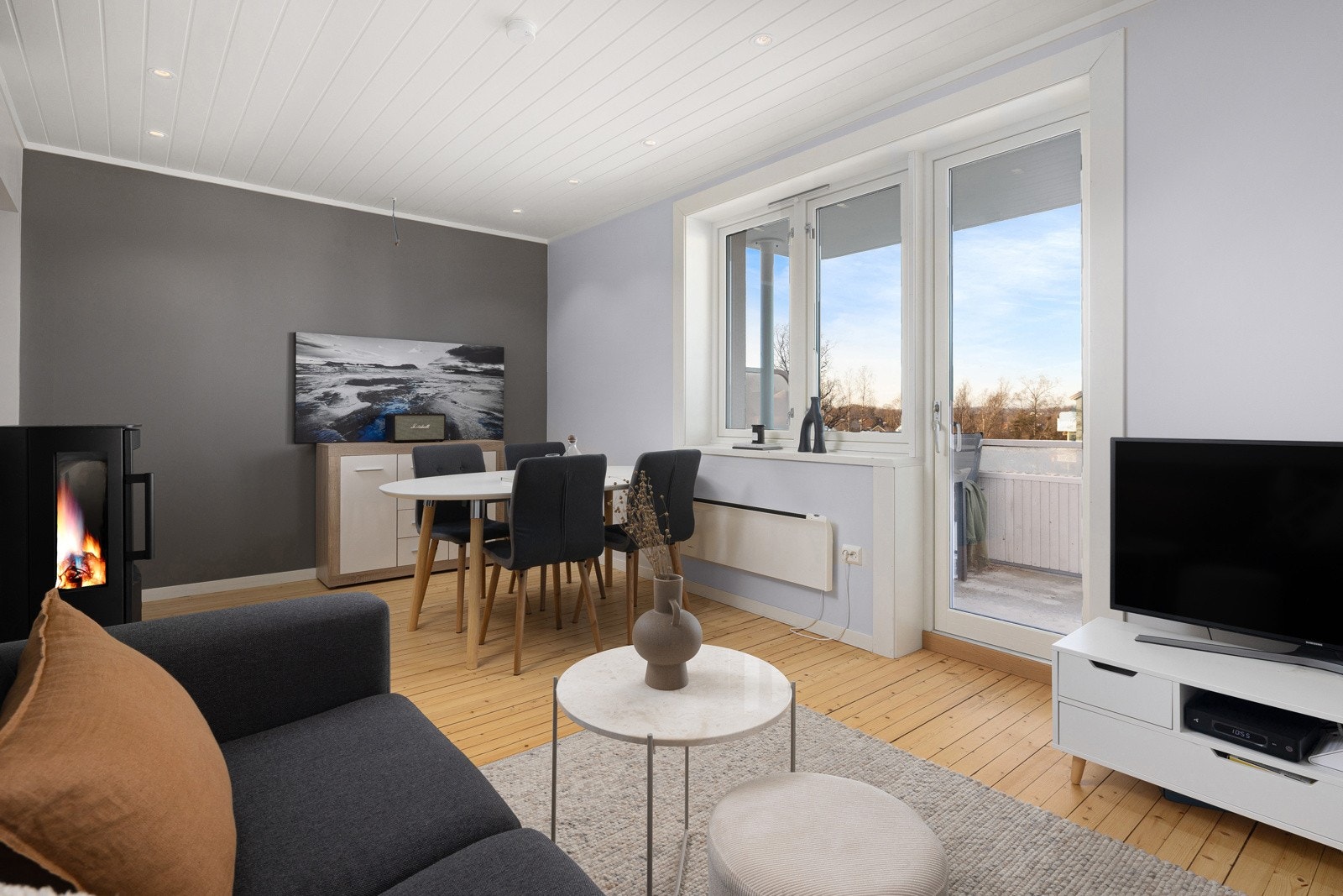 Lys og luftig stue med store vindusflater som slipper inn rikelig med naturlig lys. Galleribilde