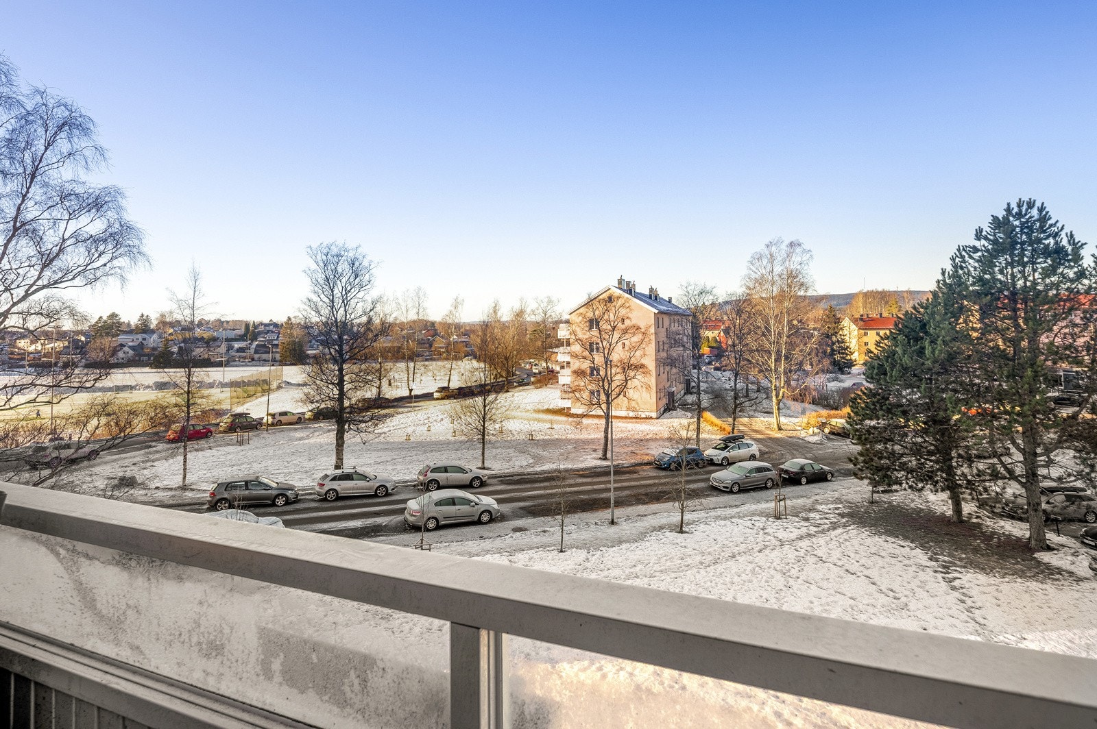 Balkongen er enkel å møblere og har fritt og åpent utsyn mot borettslagets grønne fellesarealer og nærområde. Her er det sol fra tidlig ettermiddag til sent på kvelden. Galleribilde