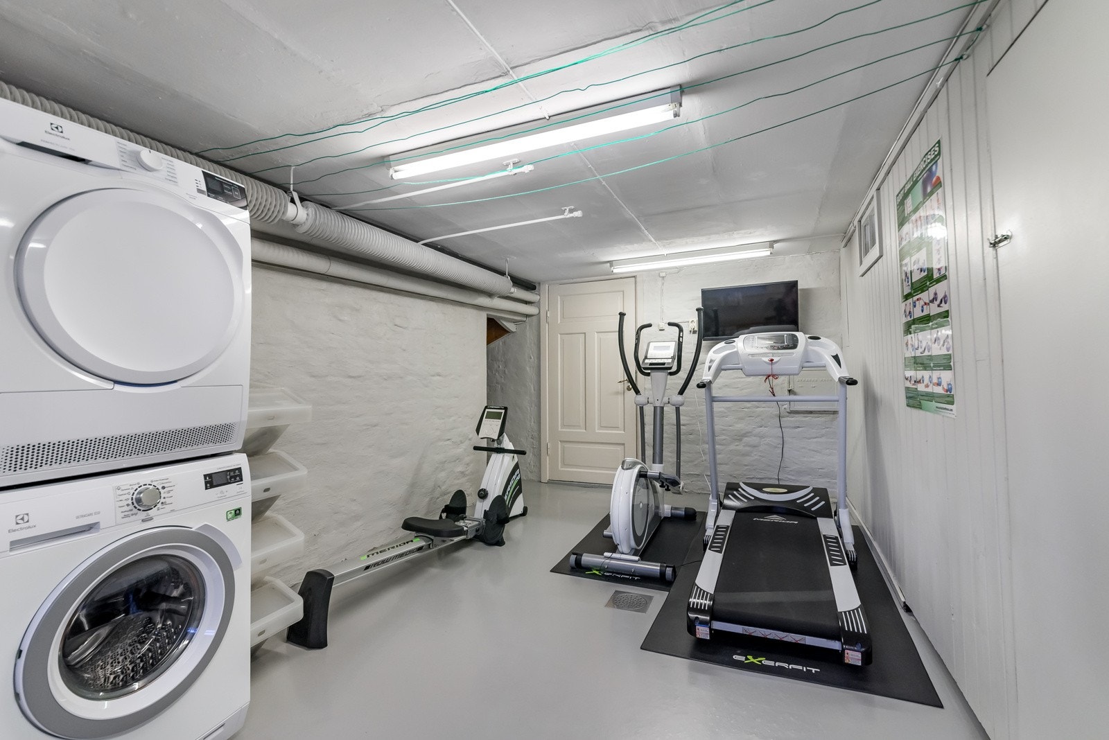 Fra vaskerommet/trimrom med utgang til hagen Galleribilde