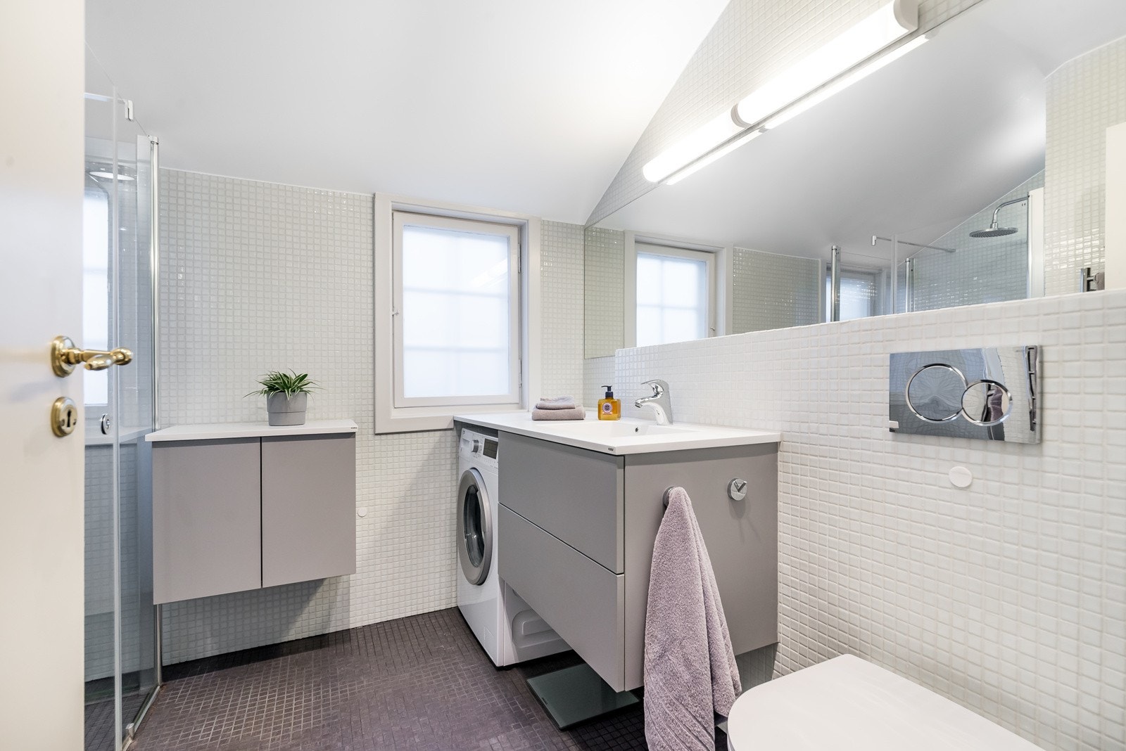 Fra bad 1. i 2.etg. - Moderne bad/wc fra 2017 Galleribilde