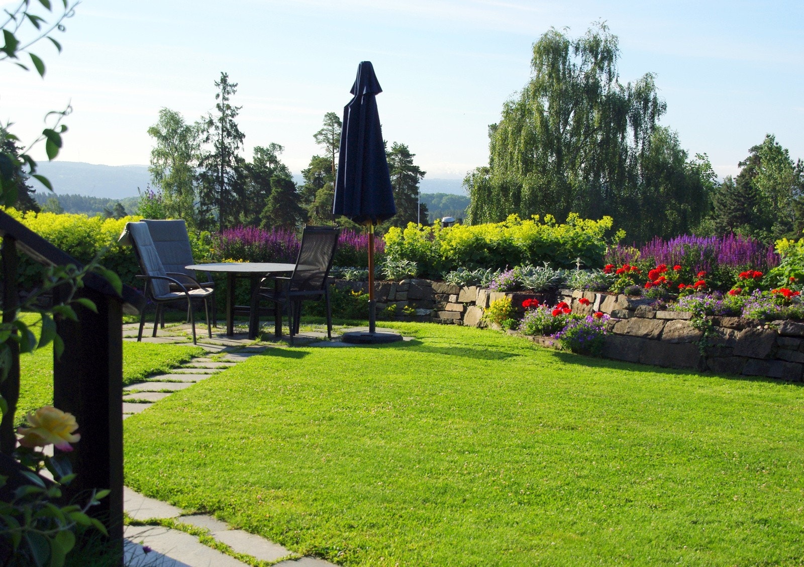 Privatbilde. Solrik plen med hellelagt uteplass Galleribilde