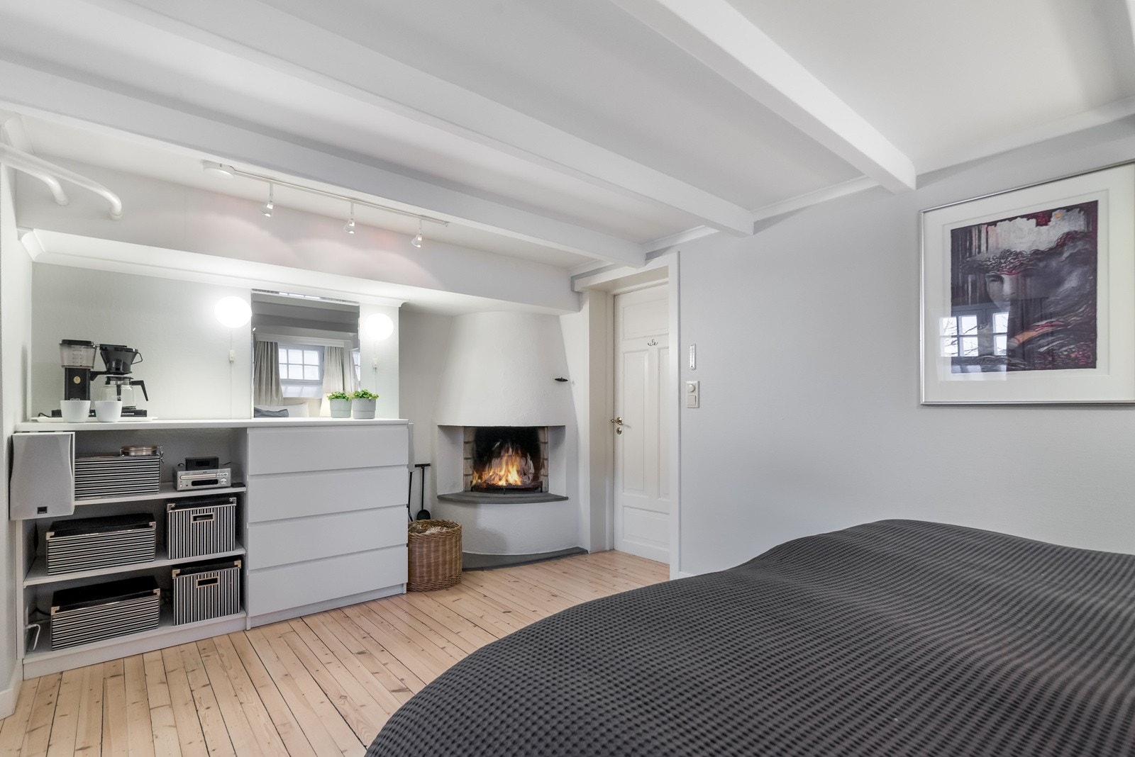 Fra soverom 5 i u.etg. med fin peis. Kan brukes som kjellerstue Galleribilde