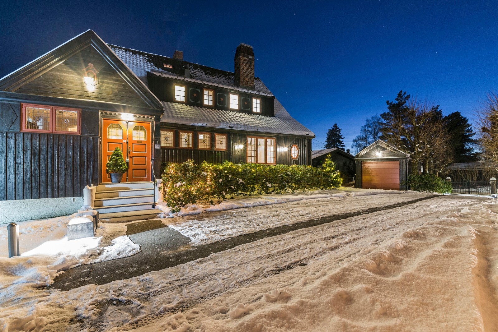 Kveldsbilde fra inngangspartiet Galleribilde