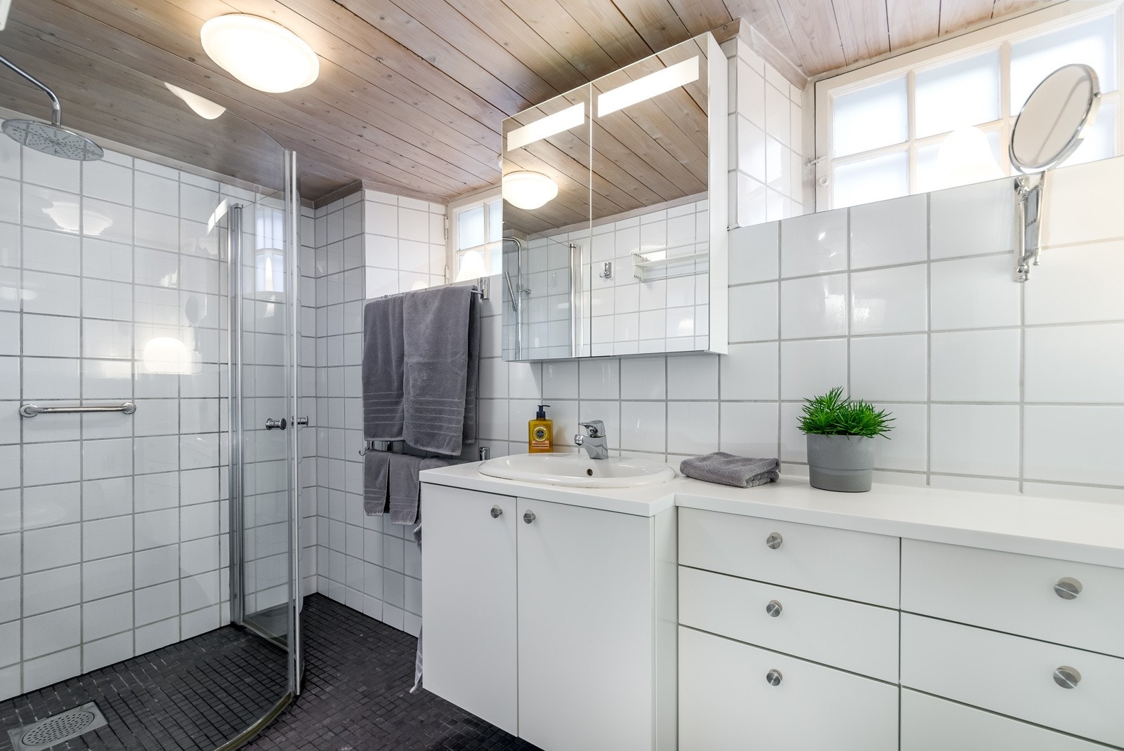 Velholdt dusjbad/wc i u.etg. Galleribilde