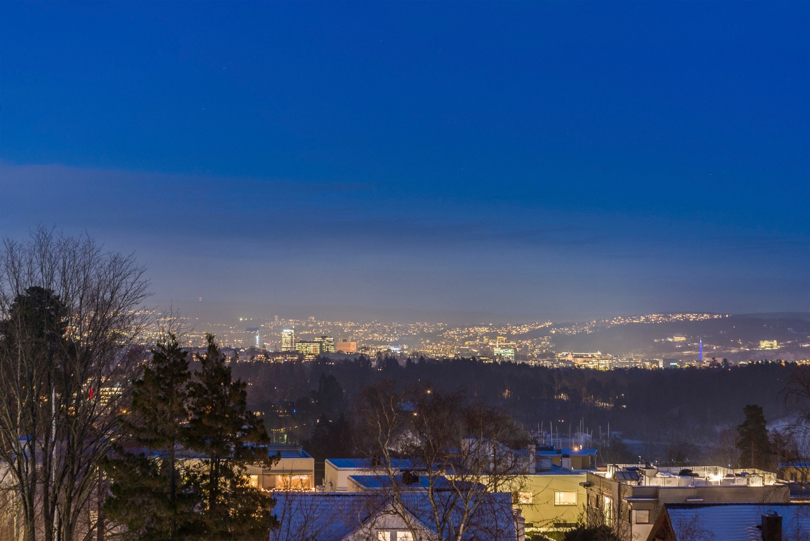 Utsikten fra eienedommen på kveldstid Galleribilde