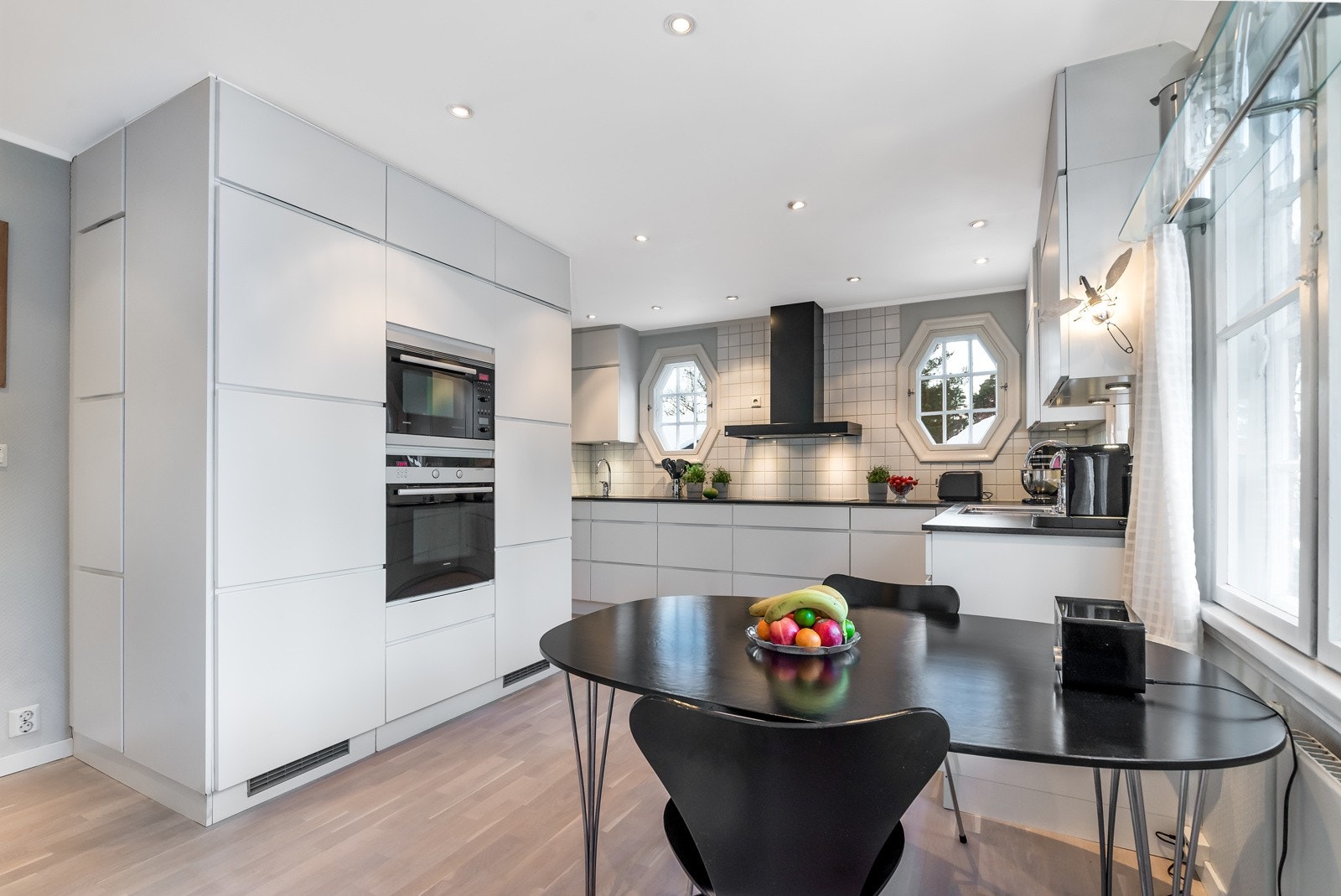 Moderne kjøkken med spiseplass Galleribilde