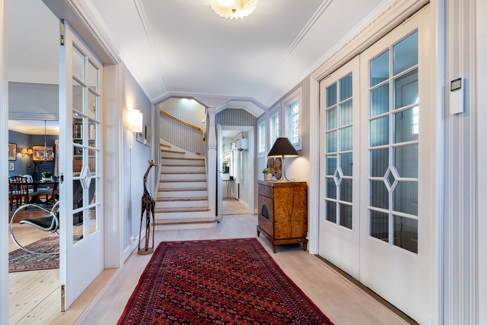 Flott hall med dobbelt dør til stuen og entré Galleribilde