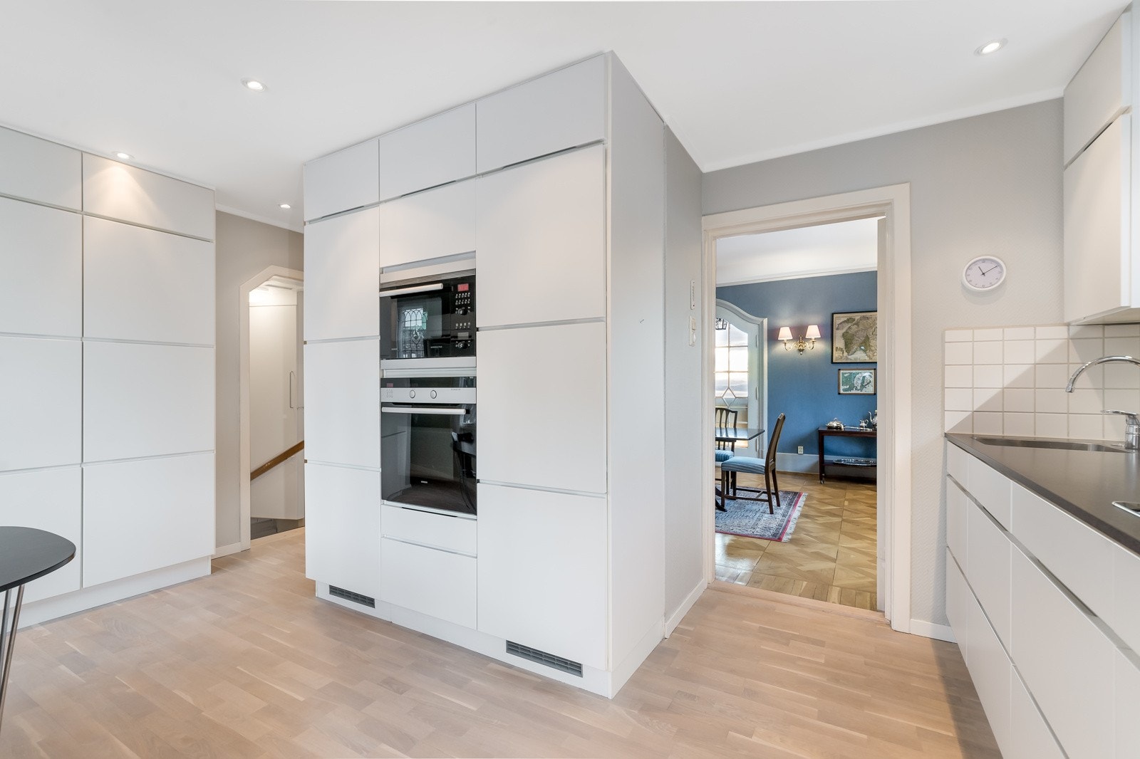 Fra kjøkkenet med praktisk tilgang til spisestuen og hall Galleribilde