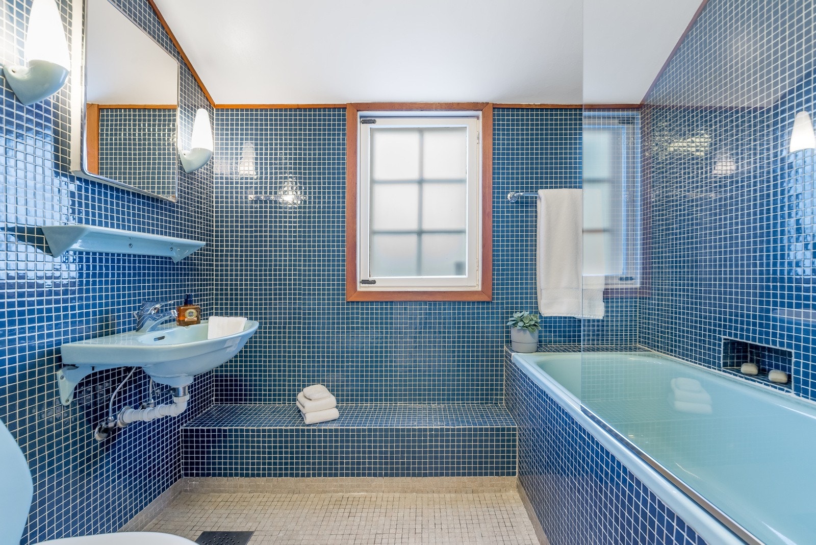 Fra bad nr. 2. i 2.etg. Sjarmerernde eldre bad/wc med mosaikkfliser Galleribilde