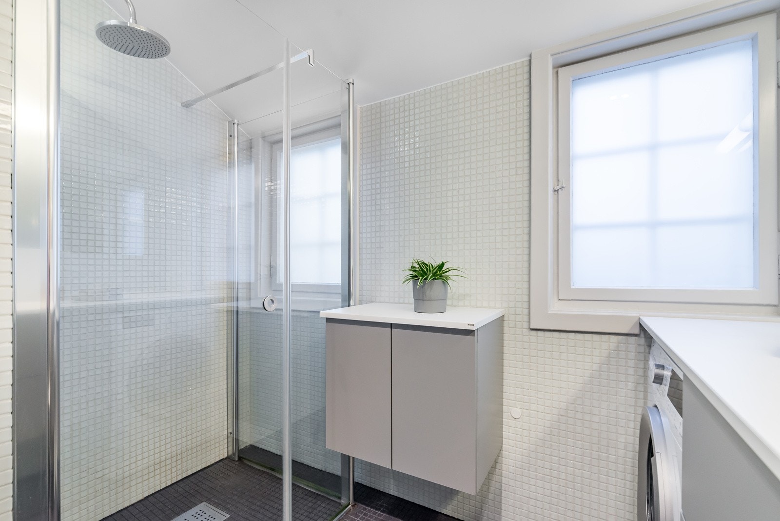 Fra bad 1 i 2.etg. med regnfallsdusj Galleribilde