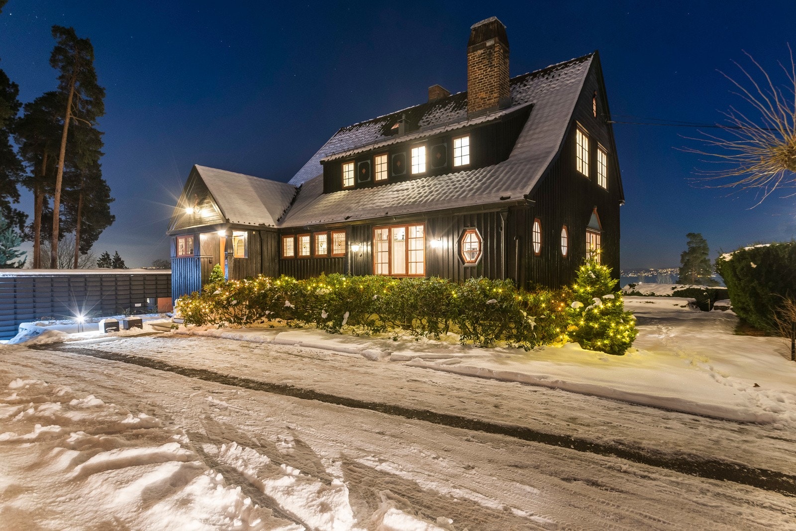 Kveldsbilde fra inngangspartiet. Varmekabler i et bilspor fra port helt opp til inngangen. Galleribilde