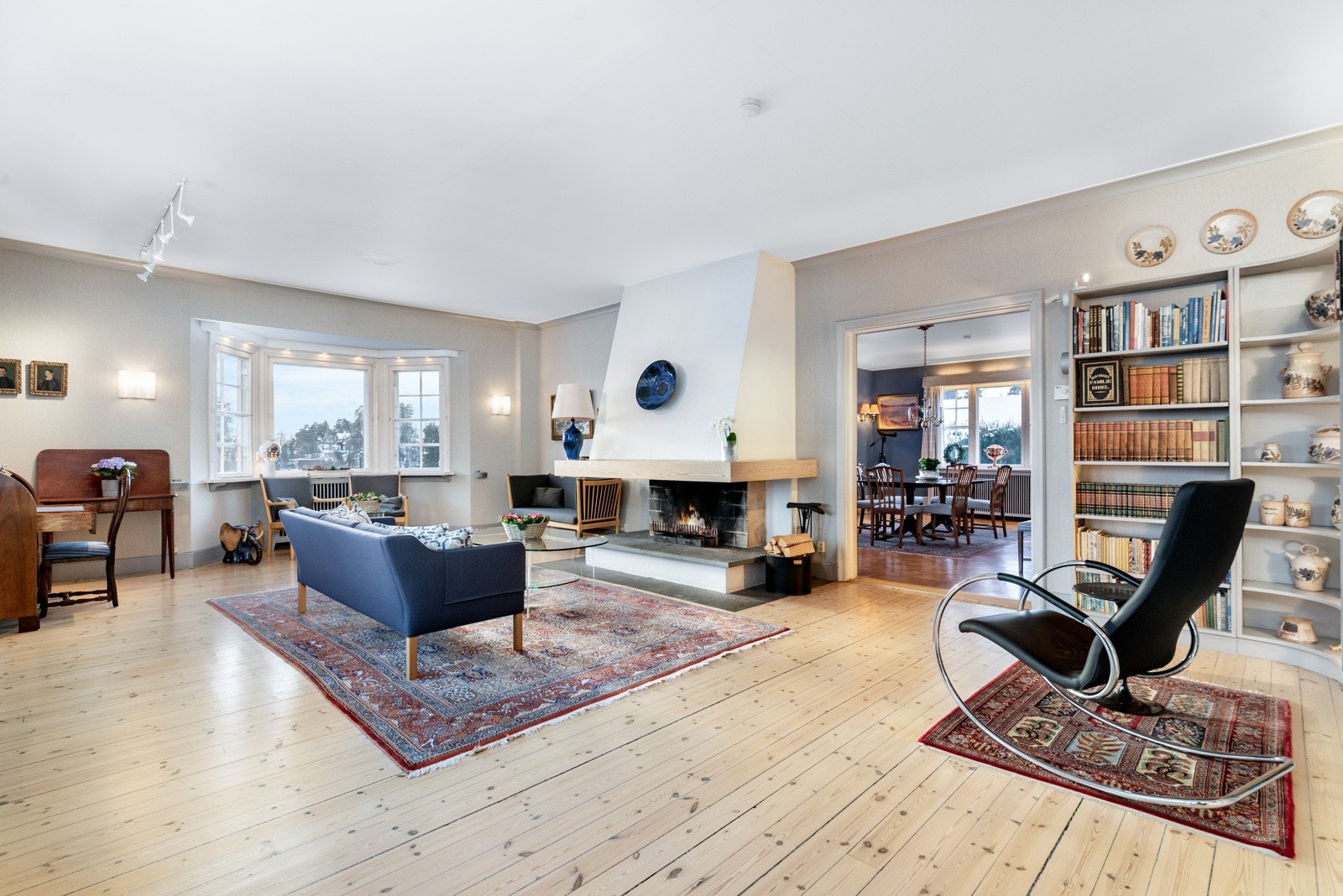 Lys og luftig stue med flott utsikt og fin peis Galleribilde