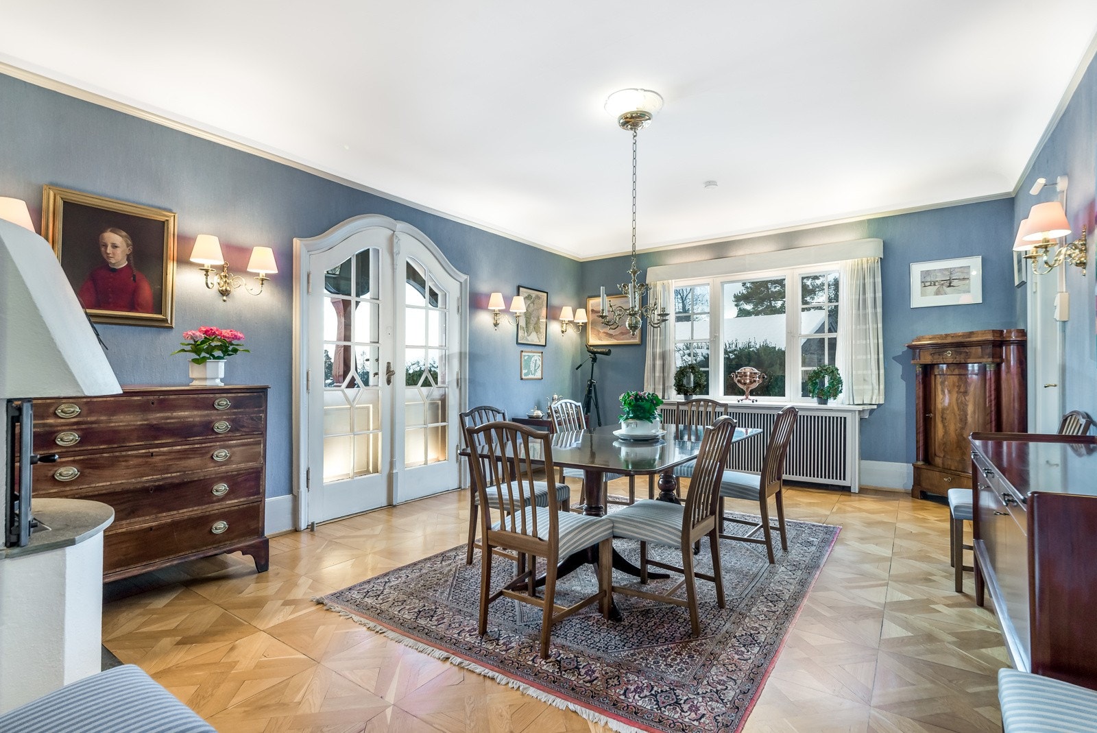 Romslig spisestue med utgang til terrasse og hage - Praktisk adkomst til kjøkkenet Galleribilde