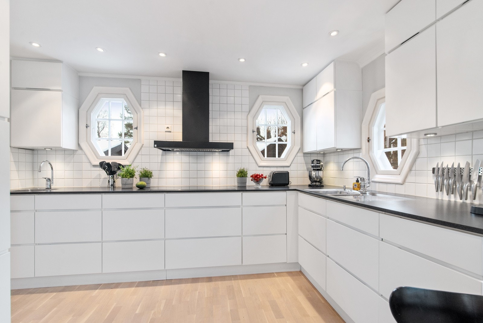 Fra kjøkkenet med god skap-/benkeplass Galleribilde