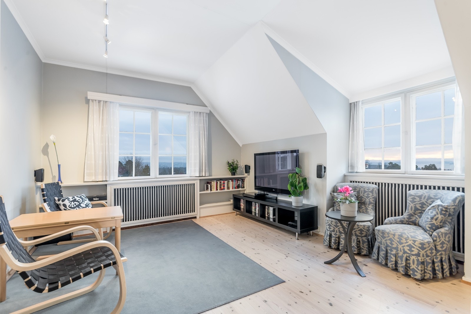 Fra hovedsoverommet i 2. etg., som selger i dag bruker som TV-stue. Panormautsikt Galleribilde