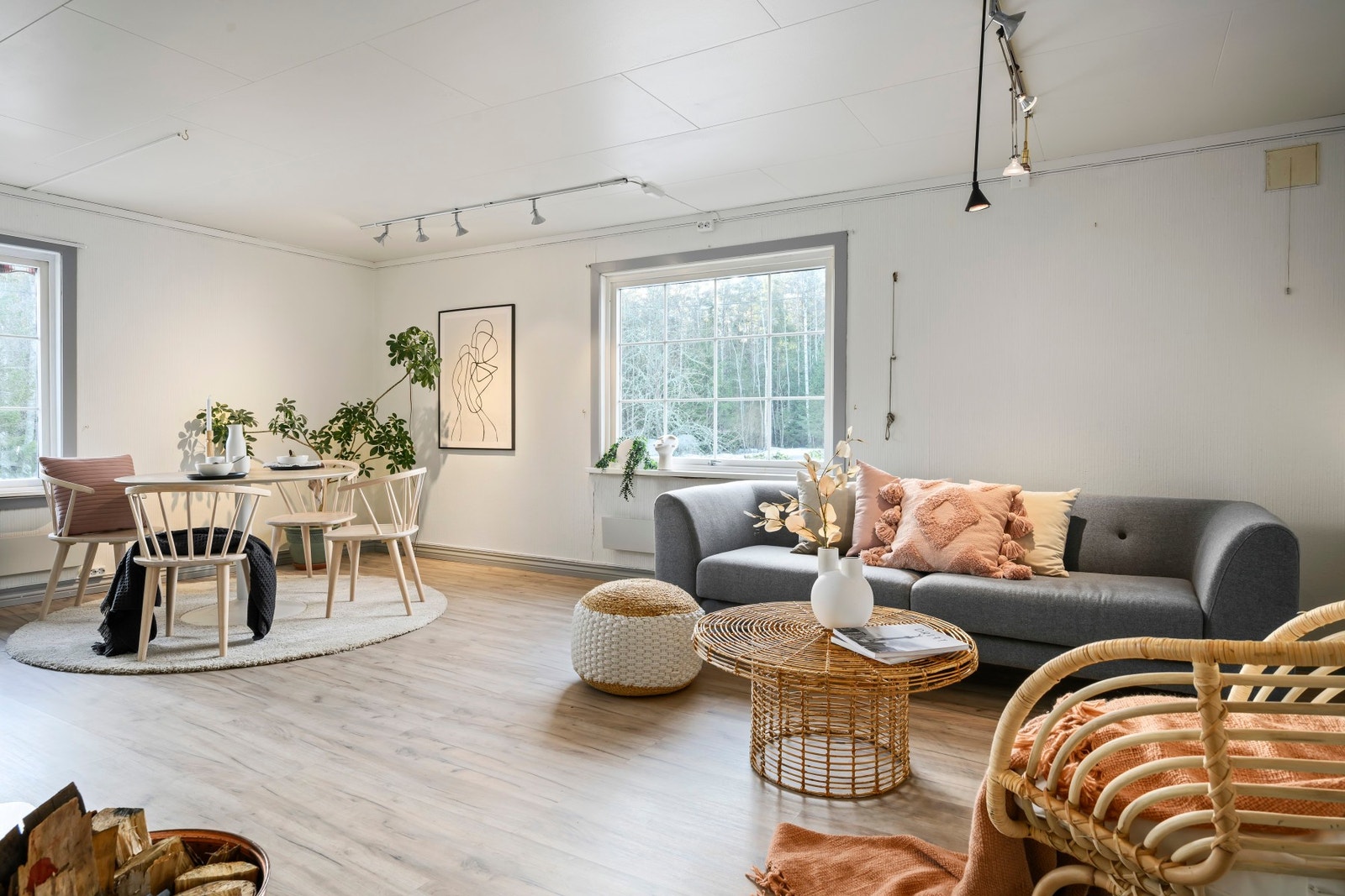 Lys stue med plass til en god sofakrok, spisestuemøbler m.m. Galleribilde