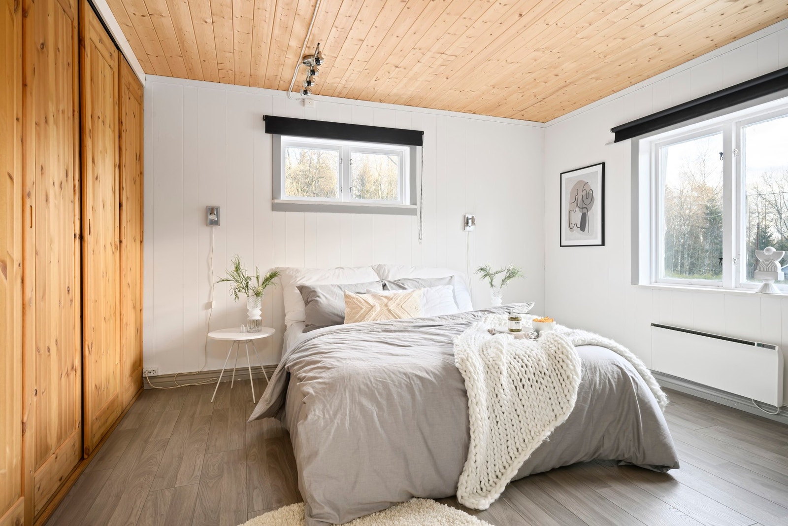 Romslig soverom med skyvedørsgarderobe. Galleribilde