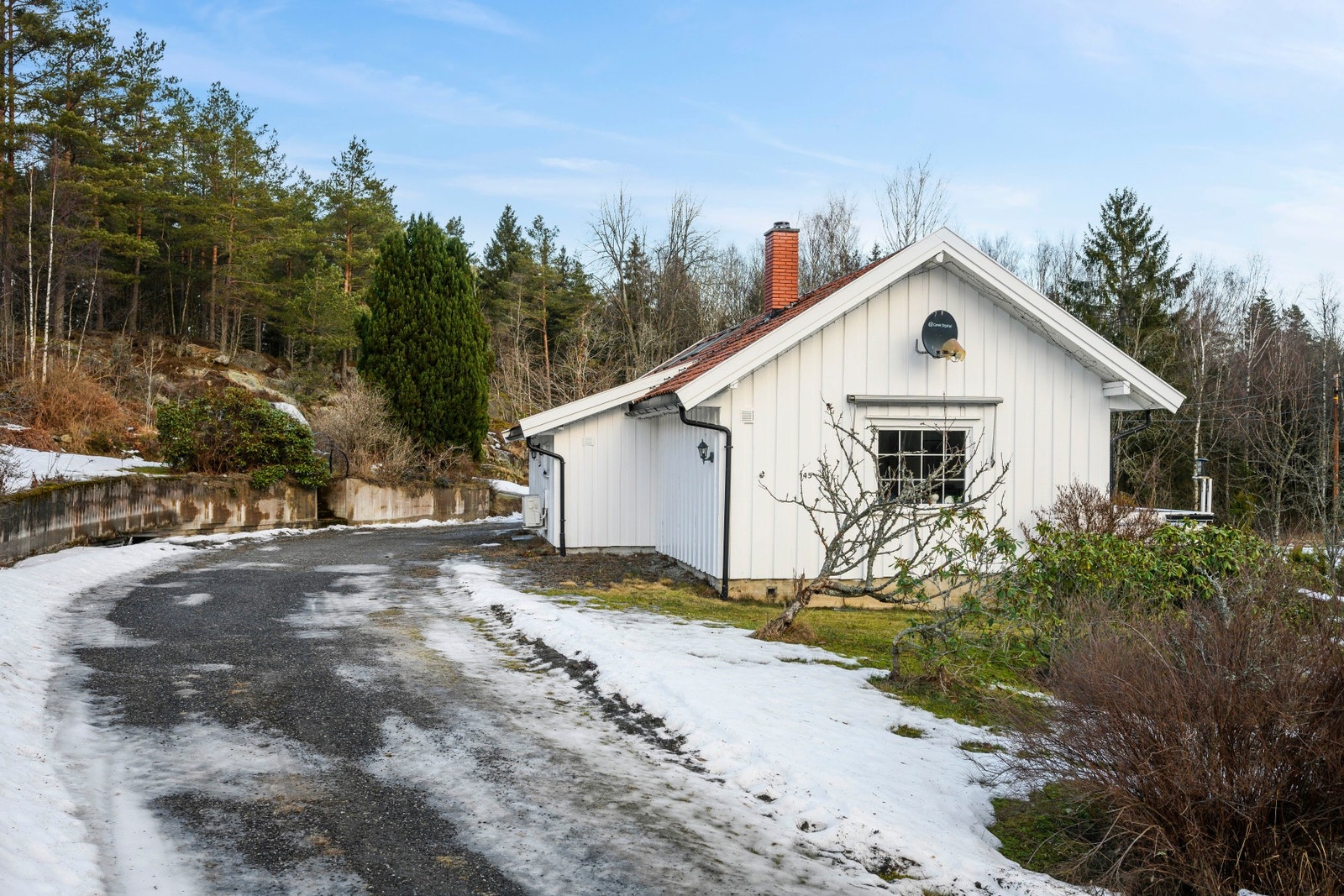 Sjarmerende og idyllisk eiendom. Stort tomt på over 3 mål med mange muligheter. Galleribilde