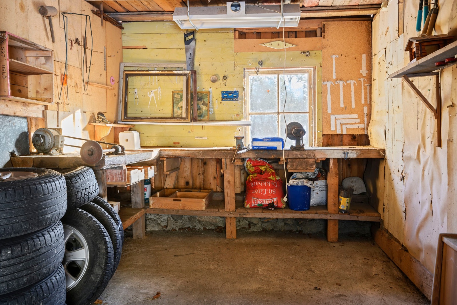 Låen/garasje har flere rom, bl.a. vedbod, garasjerom, snekkerrom og diverse oppbevaringsrom. Galleribilde