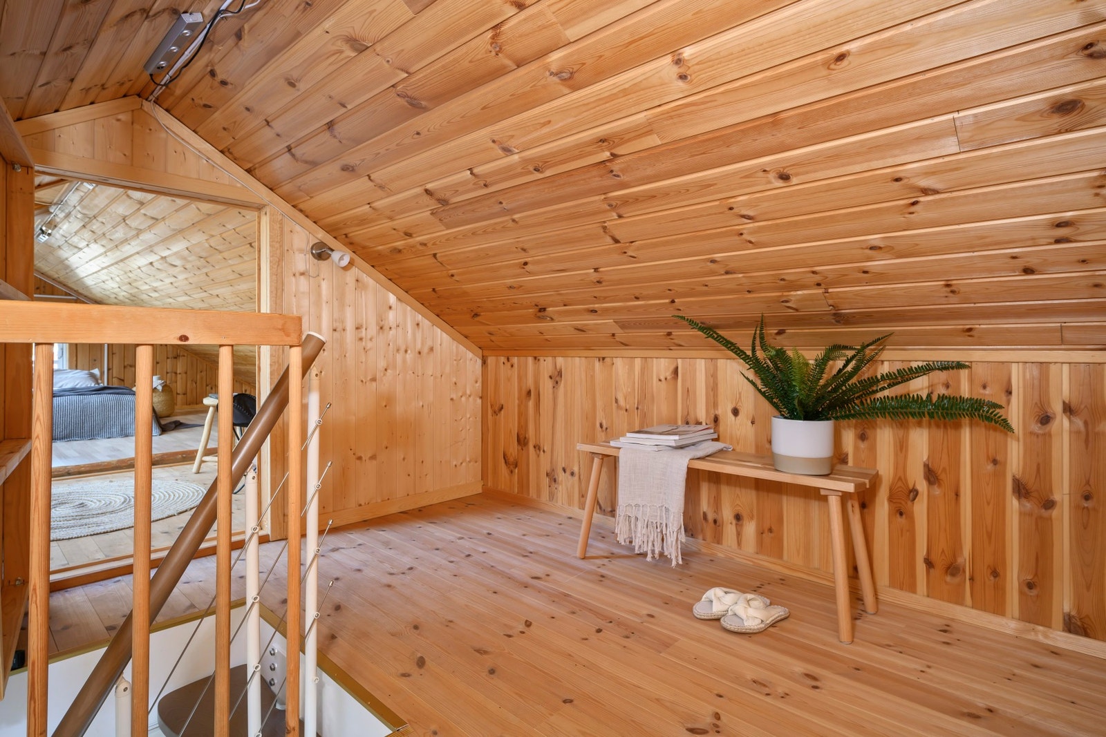 Loft: Her er det 2 innredede rom og en bod/kott. Takhøyden på loftet er lav og er ikke målbart. Galleribilde