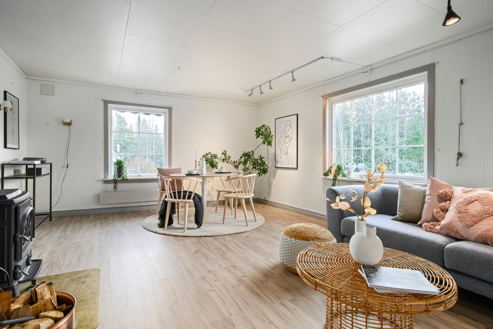 Stuen har store vindusflater som gir rommet rikelig med naturlig lys. Galleribilde