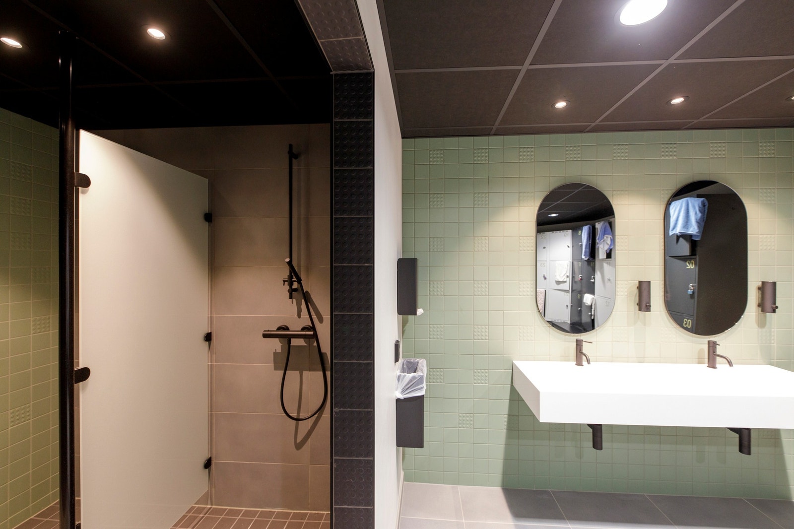 Nye garderober med dusjfasiliteter Galleribilde