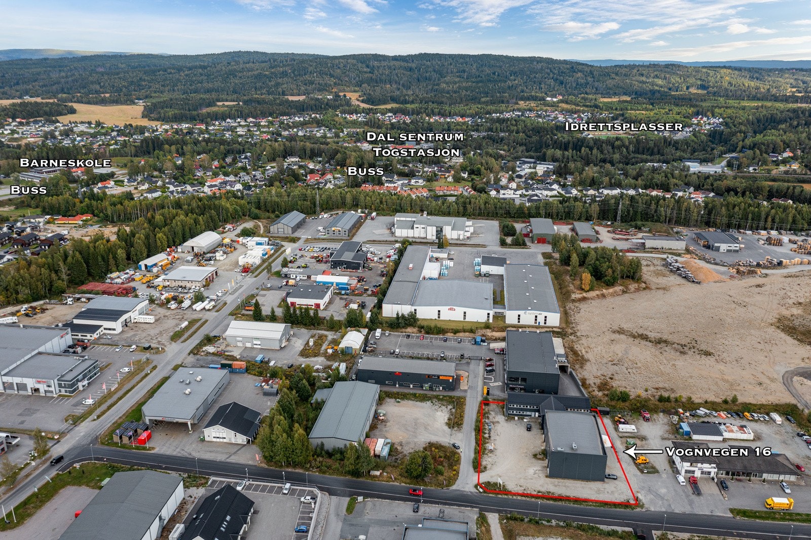 Nærmeste togstasjon er Dal stasjon som ligger 3 km fra tomten. Herfra går det tog mot Jessheim med 2 avganger i timen. Ønsker man raskt transport mot Oslo benytter man toget som går fra Eidsvoll verk stasjon (4,6 km) med tilhørende pendlerparkering. Galleribilde