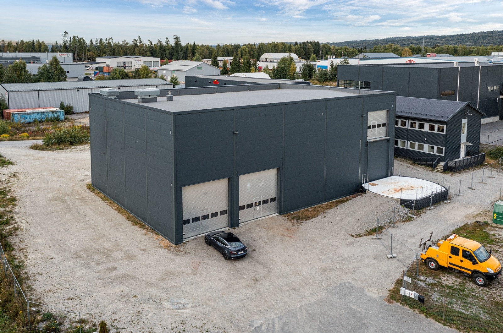 Industribygg på 1172 kvm BRA med bl.a. verksted, produksjon, lager og vaskehall. Galleribilde